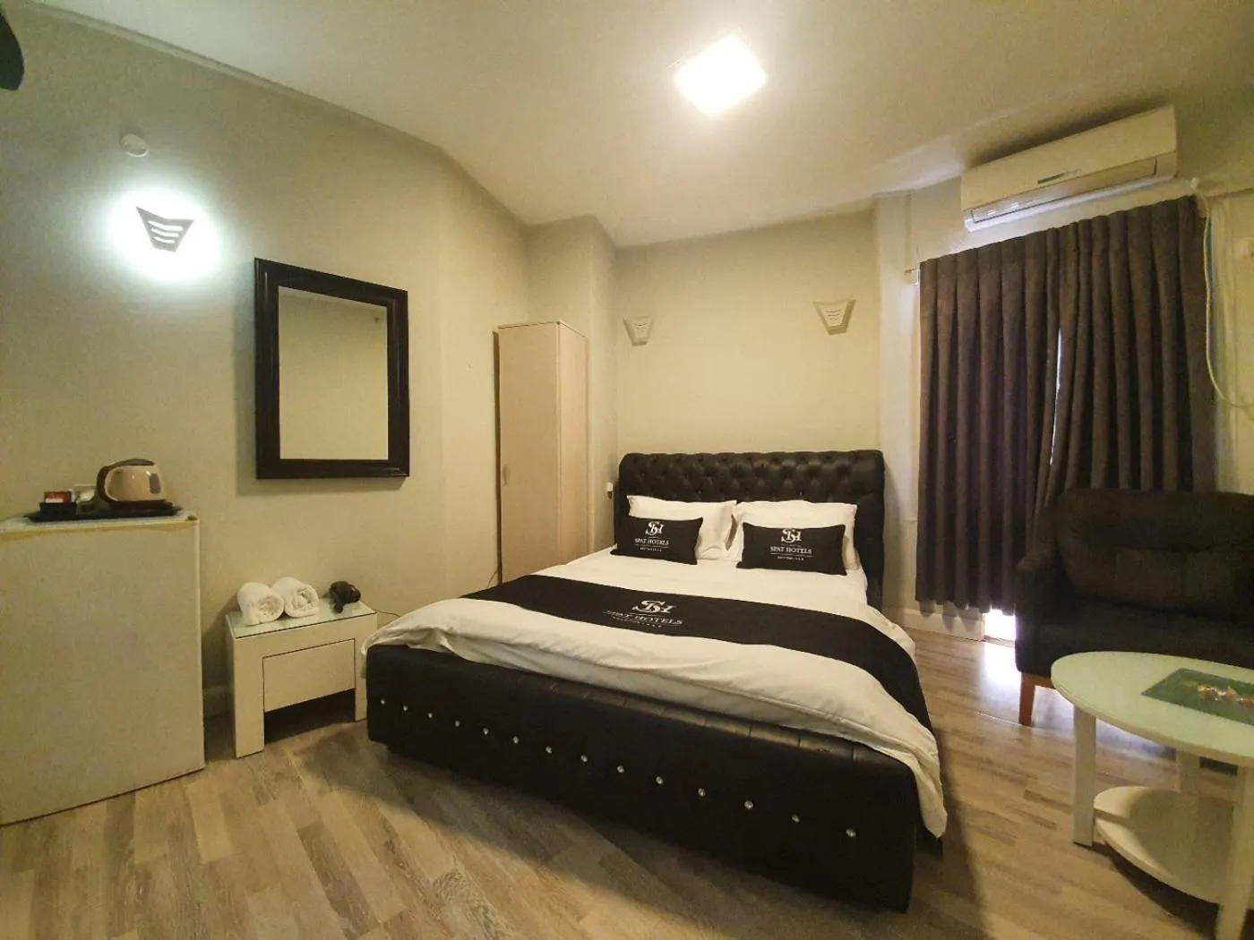 Photo of the whole room, Bed in Spat Beach