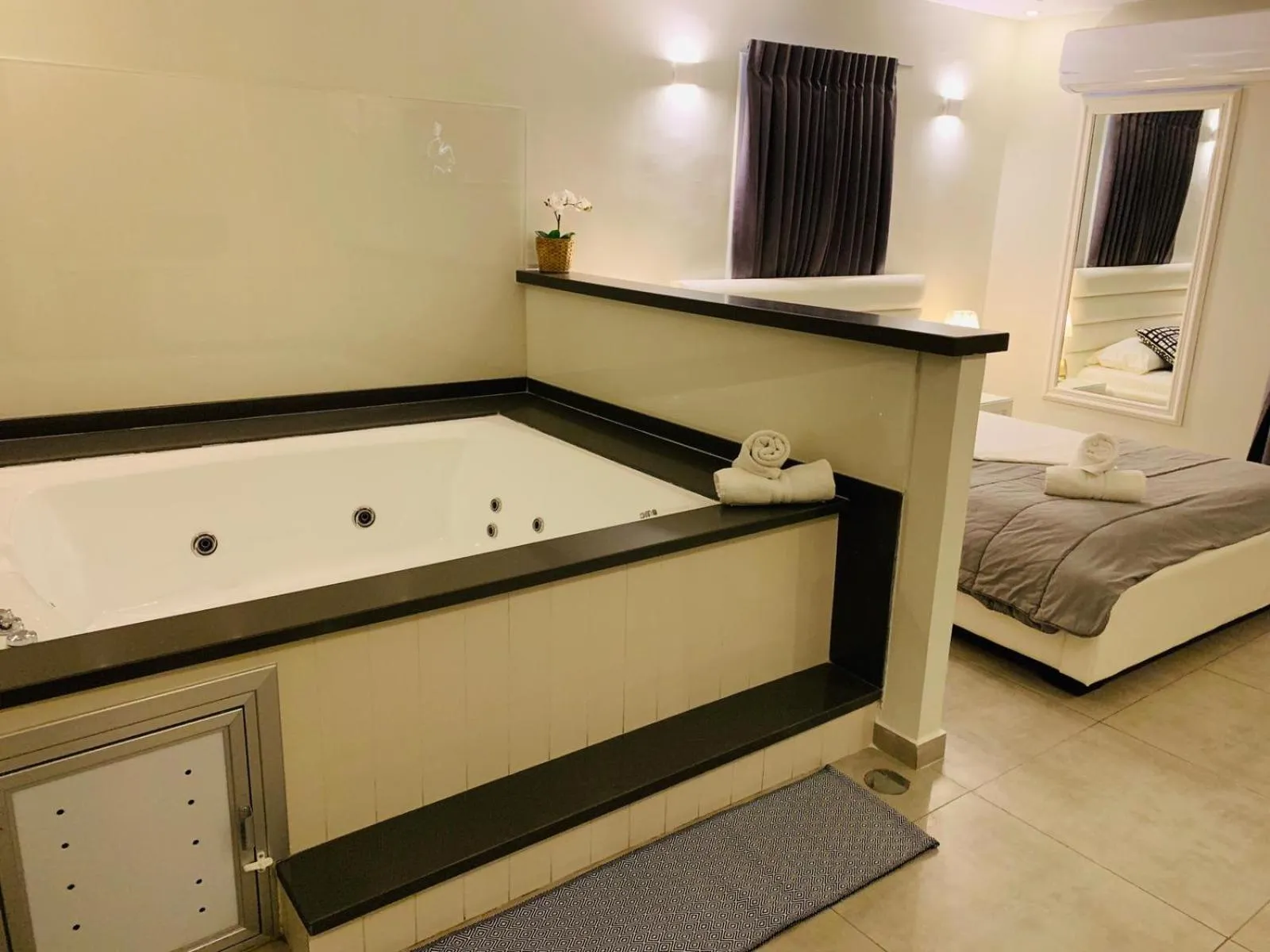 Photo of the whole room, Bed in Spat Beach