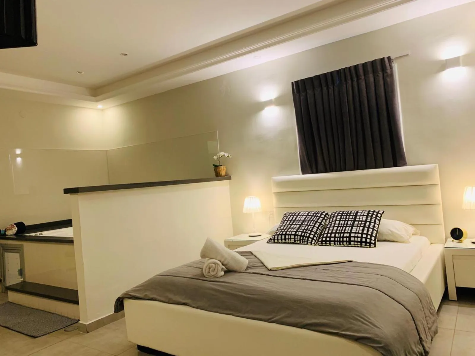 Photo of the whole room, Bed in Spat Beach