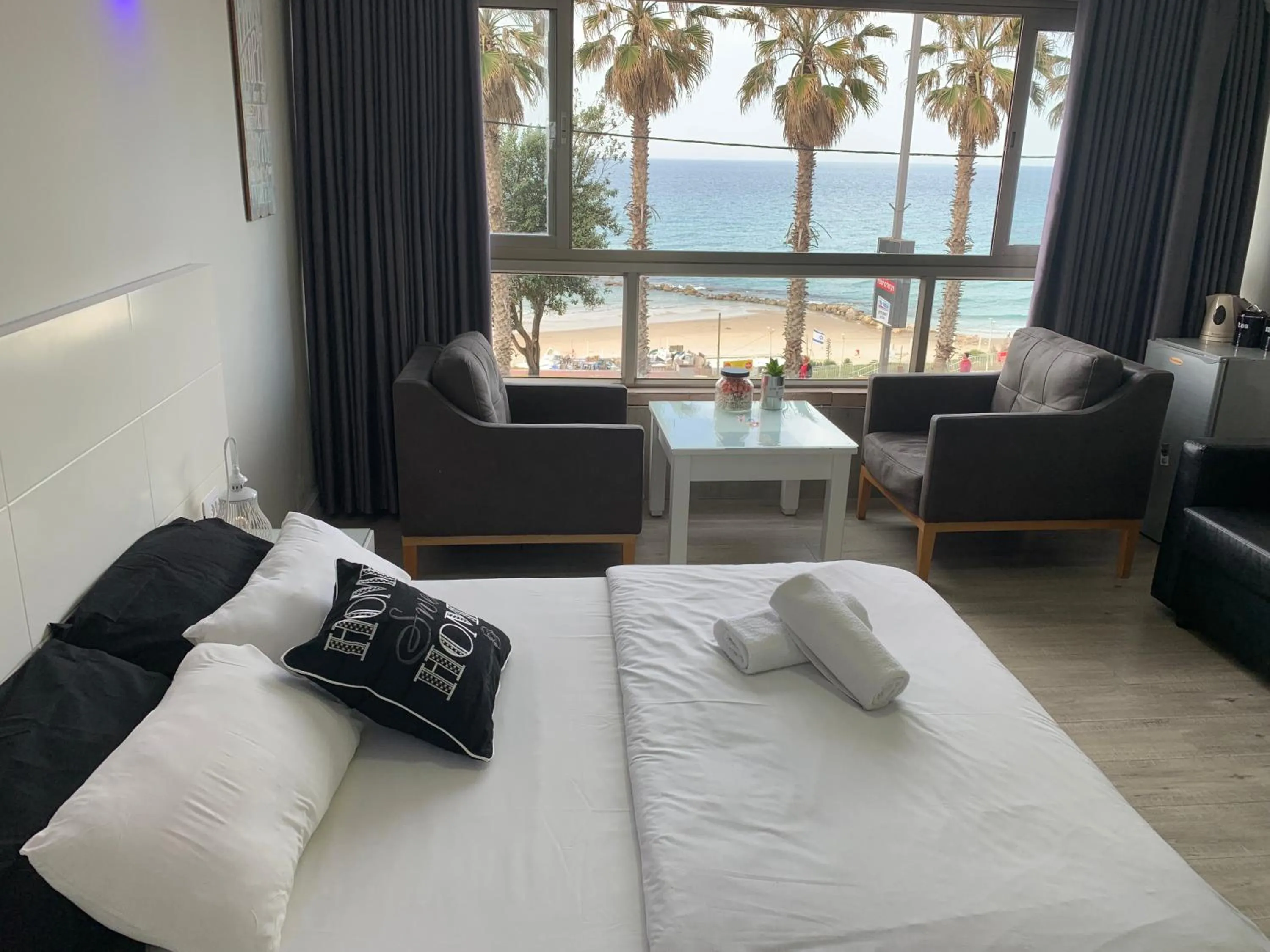 Photo of the whole room, Bed in Spat Beach