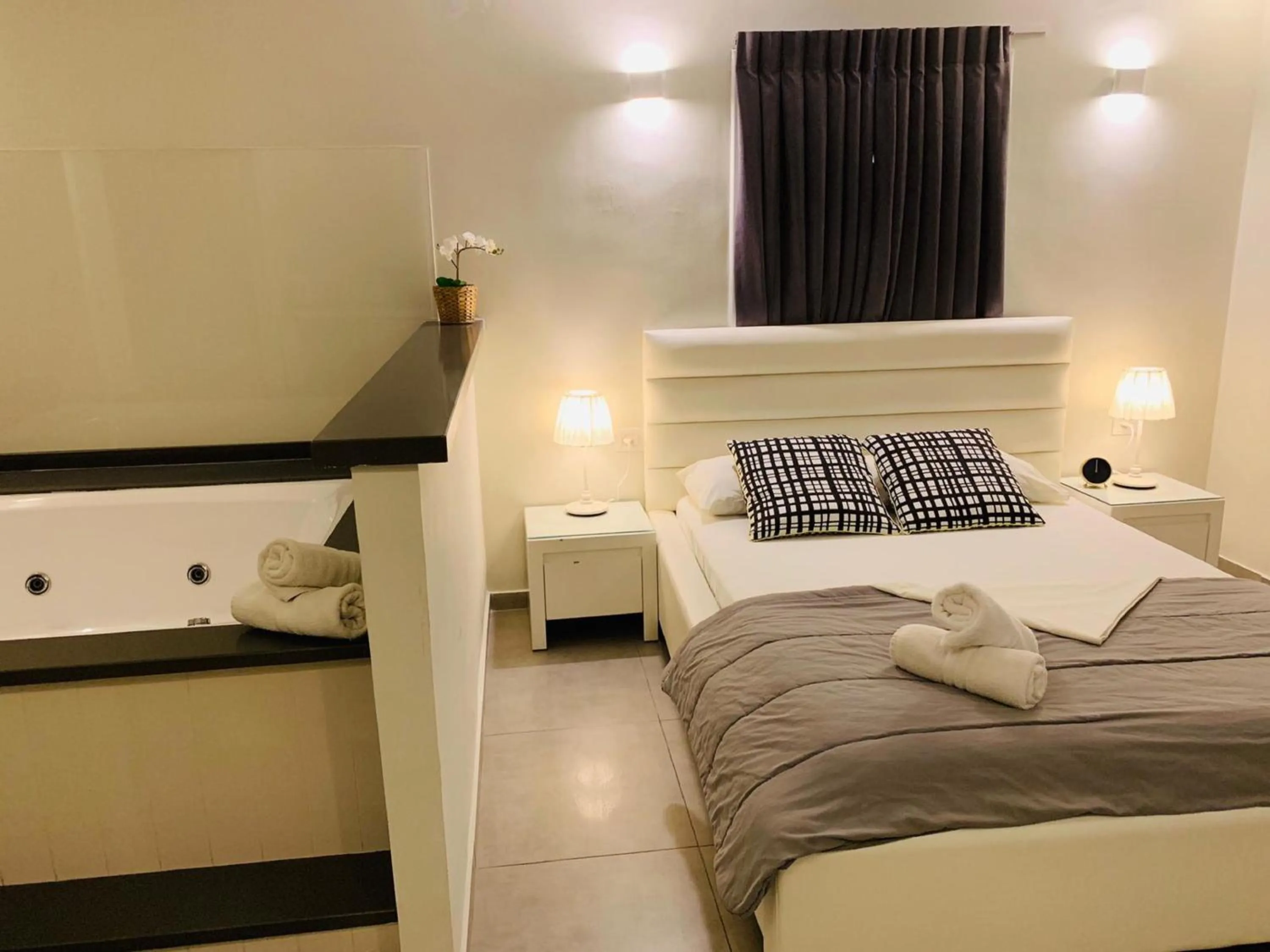 Photo of the whole room, Bed in Spat Beach