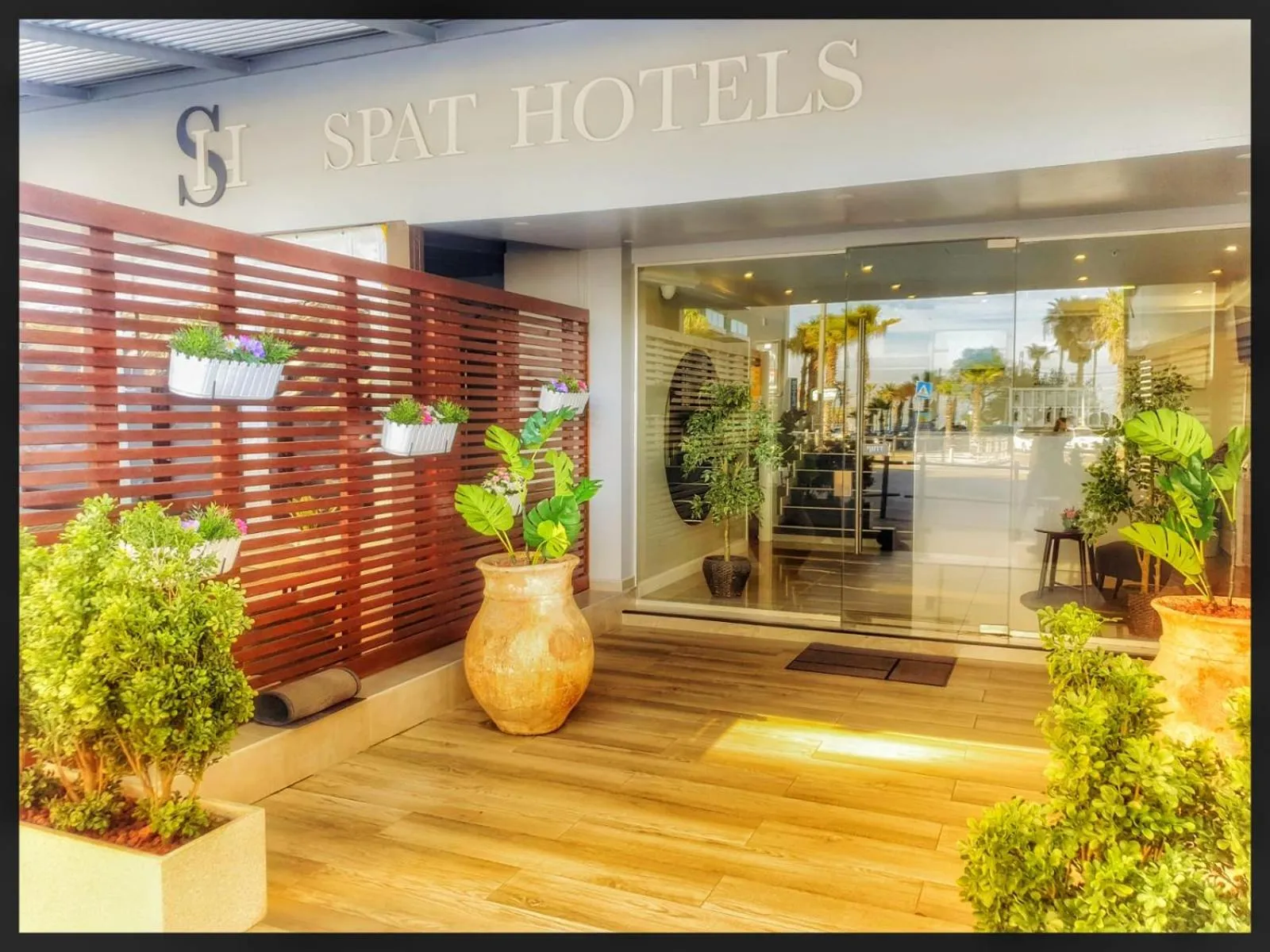 Facade/entrance in Spat Beach