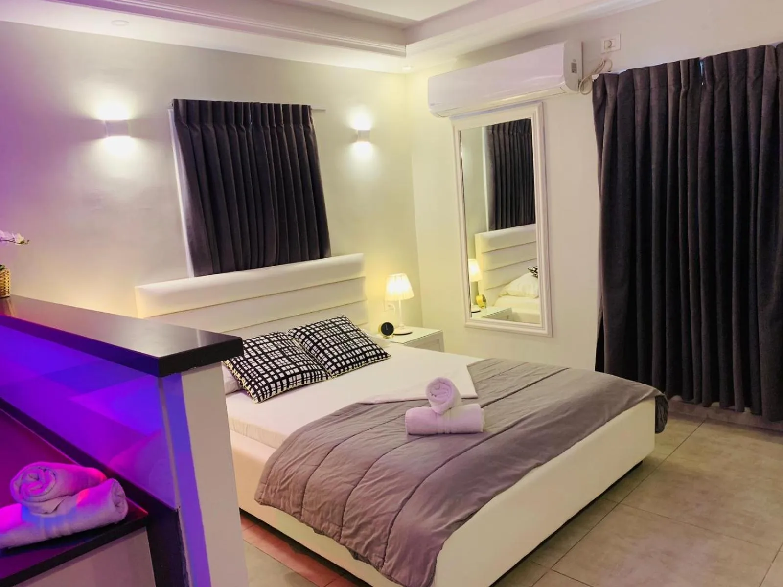 Photo of the whole room, Bed in Spat Beach