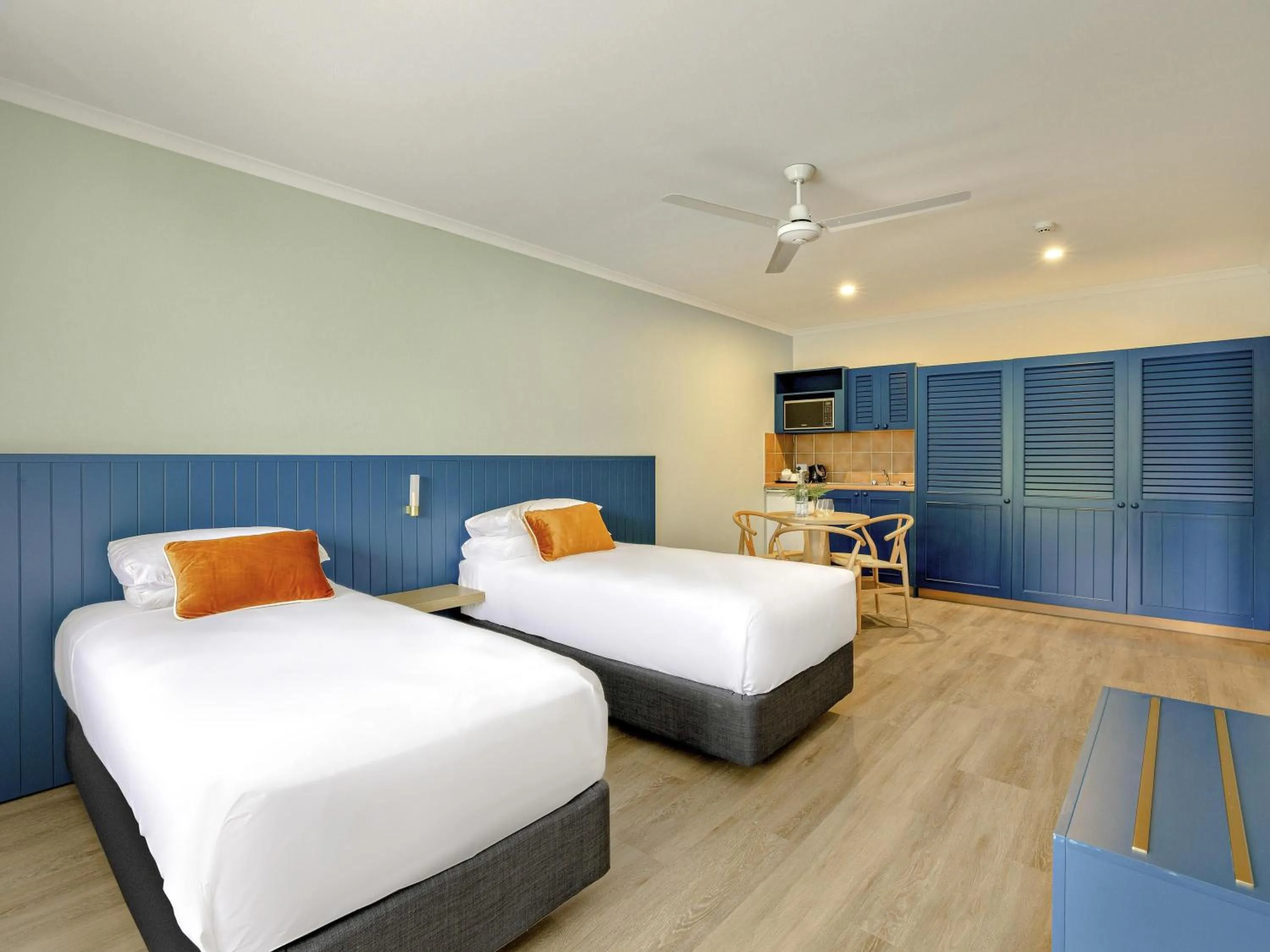 Bedroom, Bed in Mercure Cairns