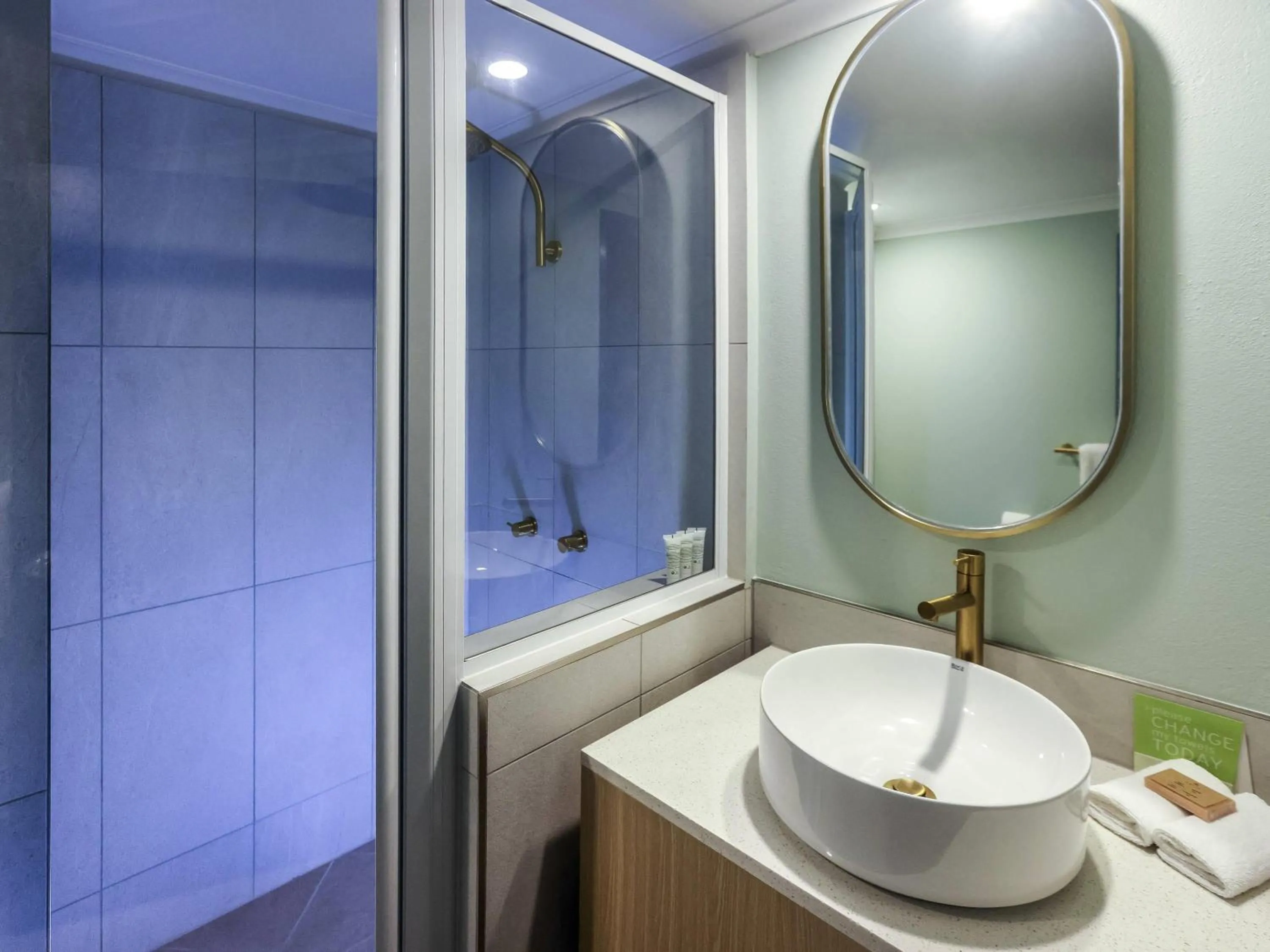 Bedroom in Mercure Cairns