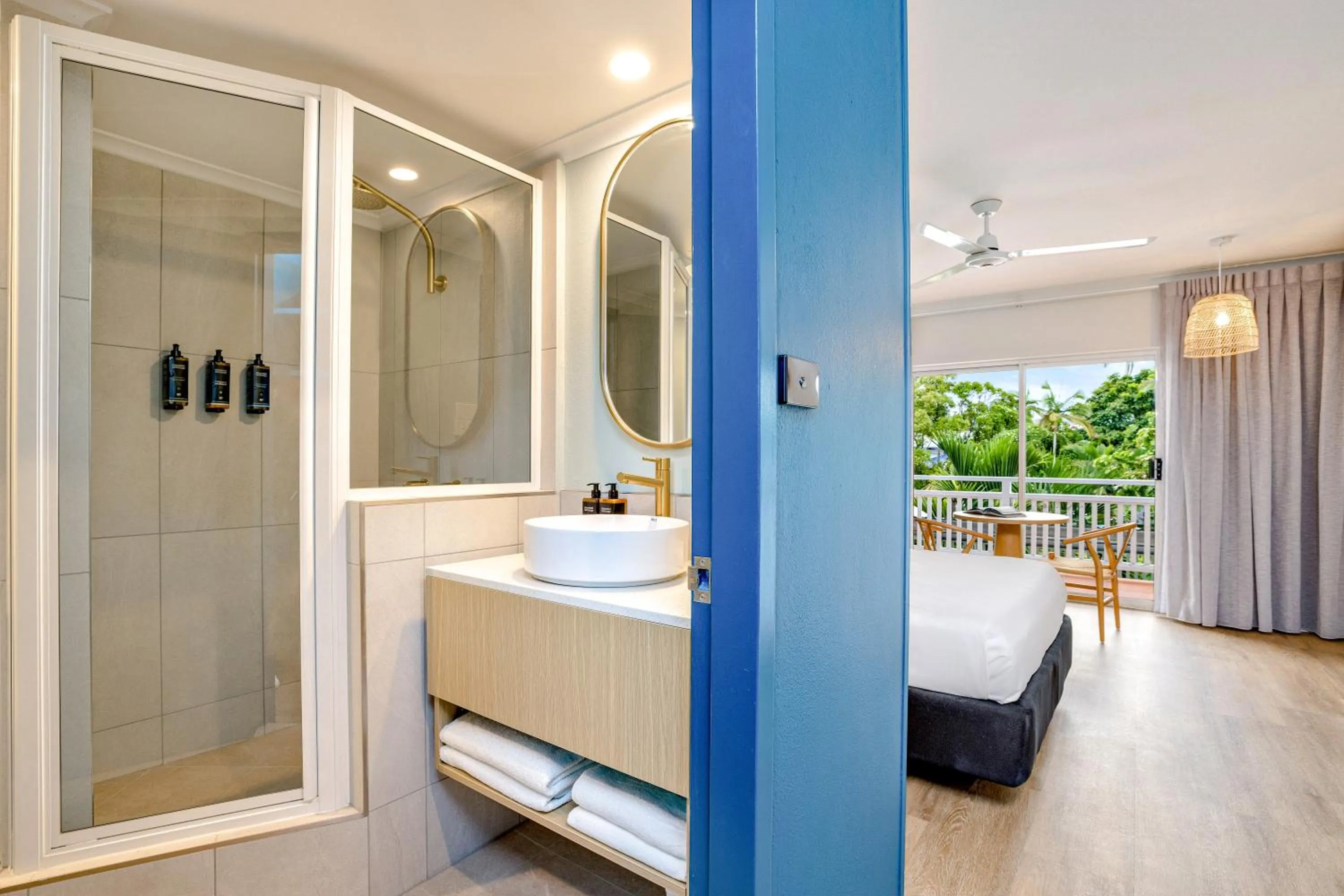 View (from property/room), Bed in Mercure Cairns