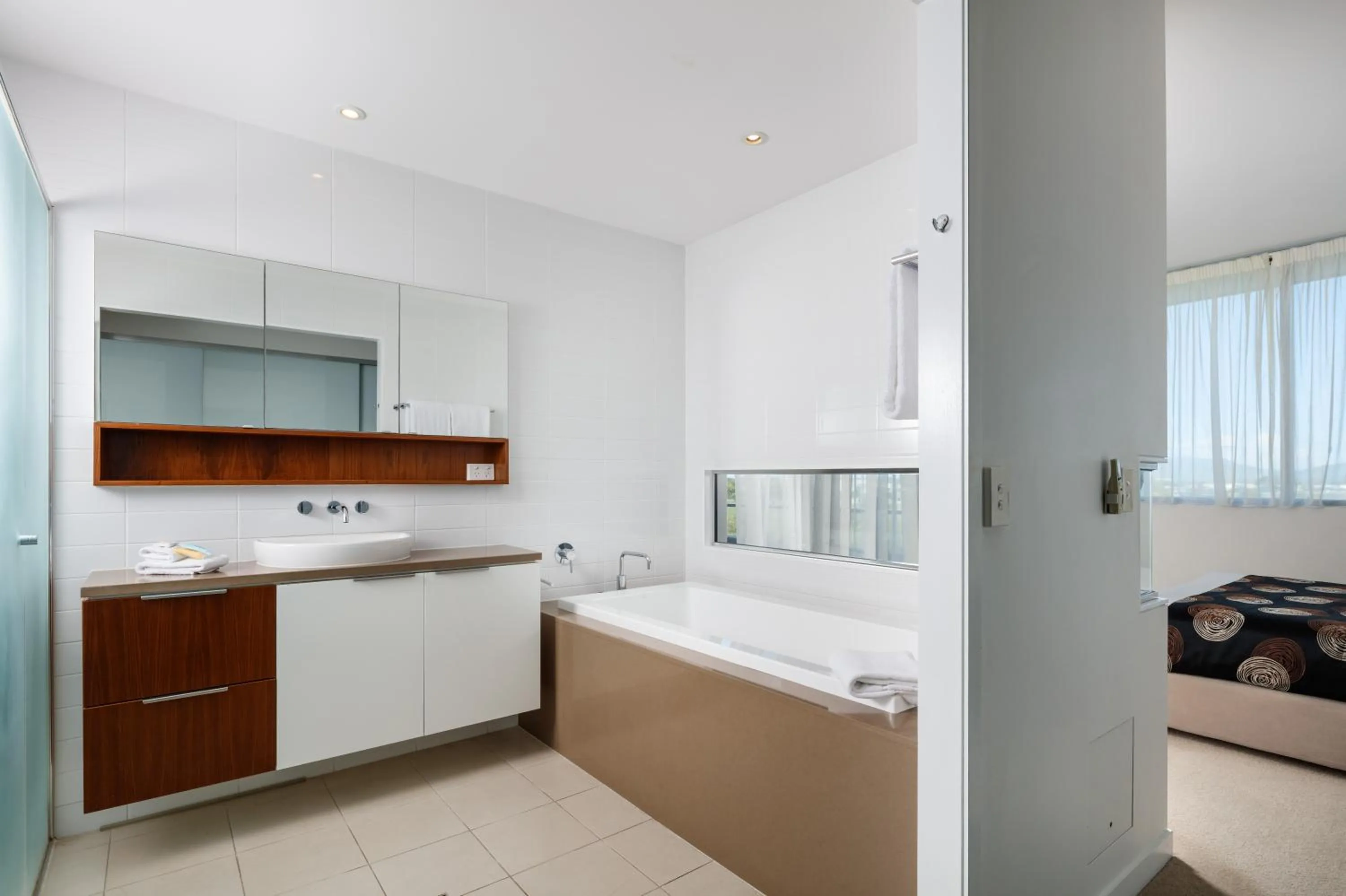 Bathroom, Bed in Central Islington Apartments