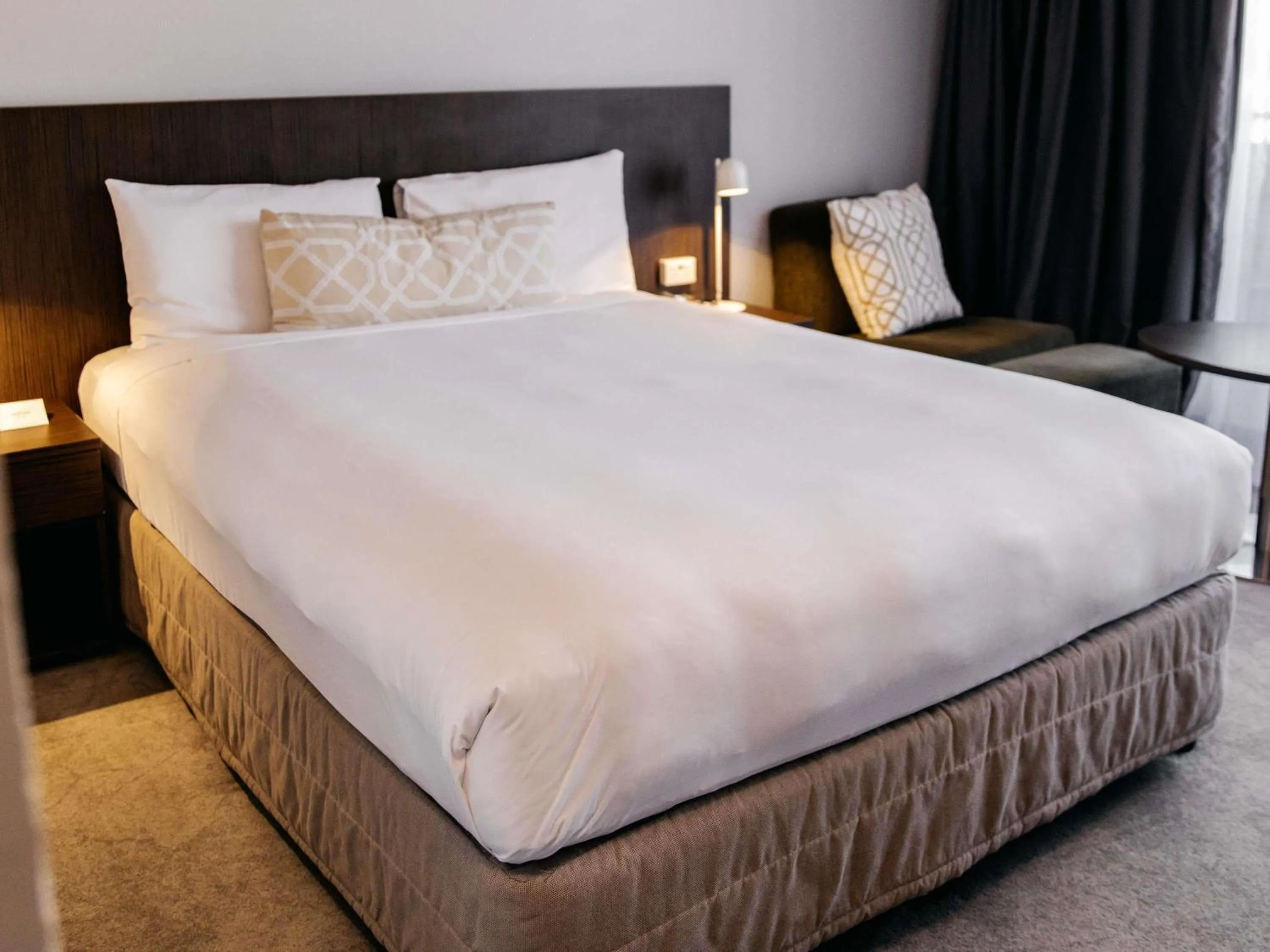 Bedroom, Bed in Mercure Brisbane Spring Hill