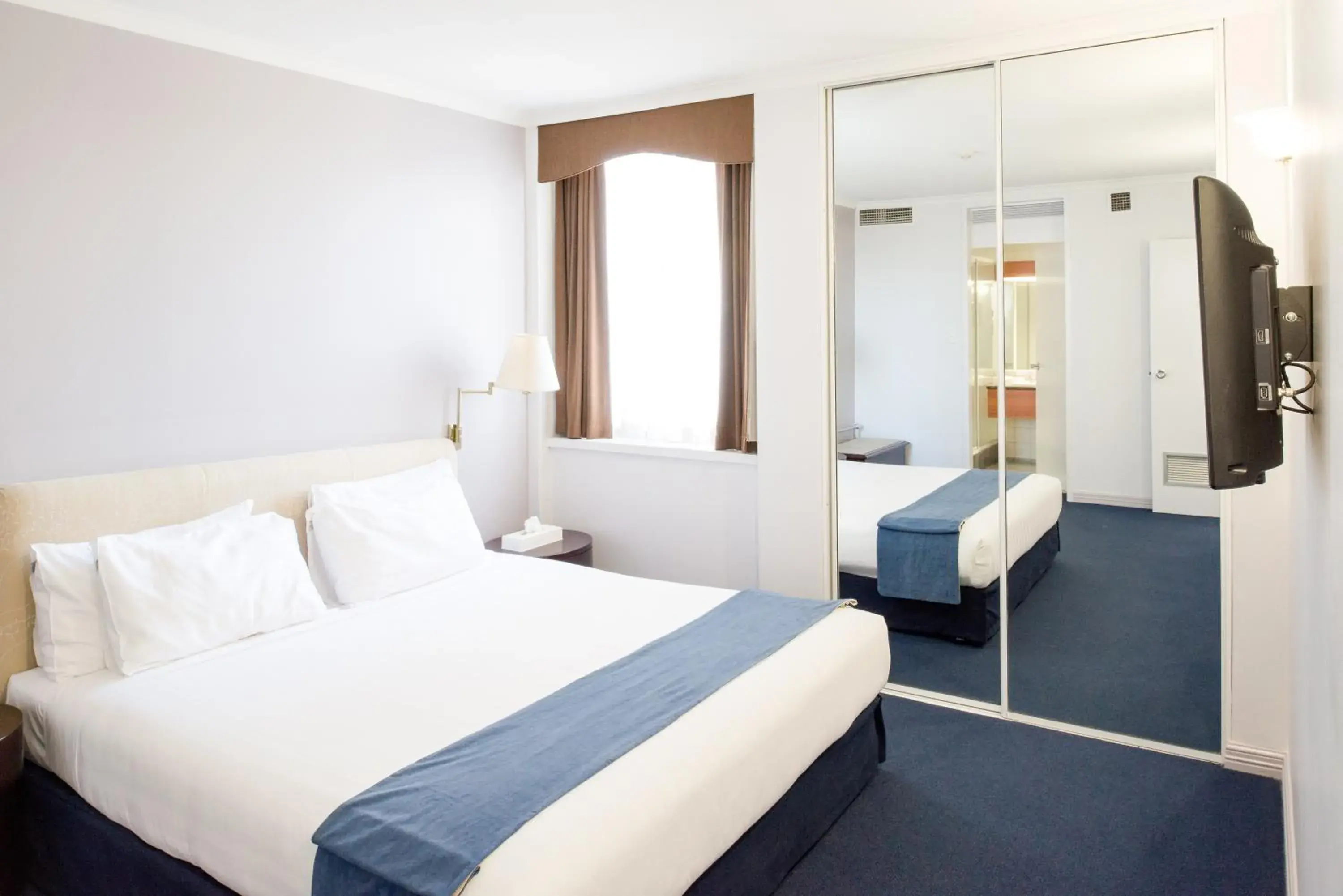 Bedroom, Bed in Seasons Of Perth