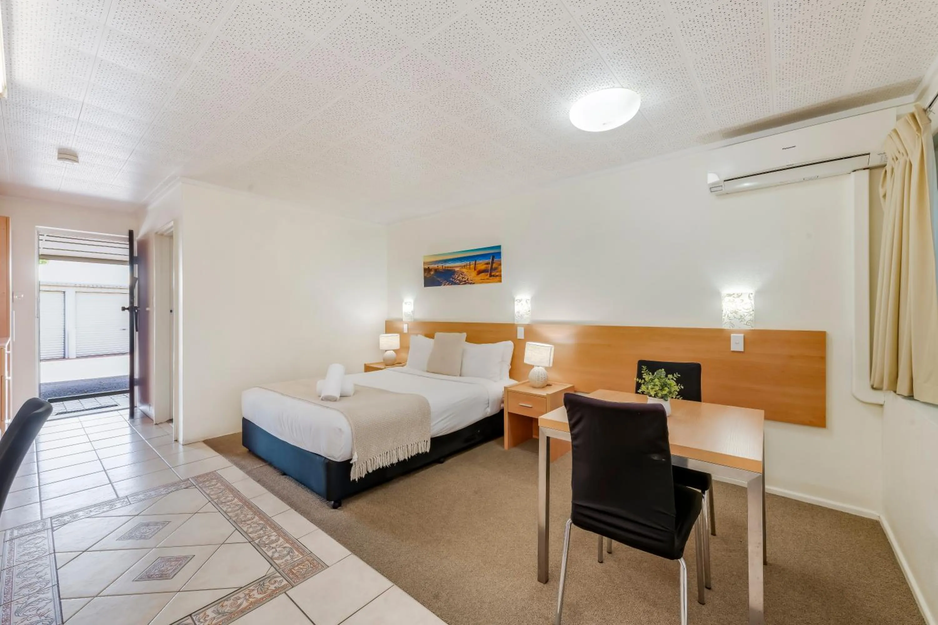Photo of the whole room, Bed in Bundaberg International