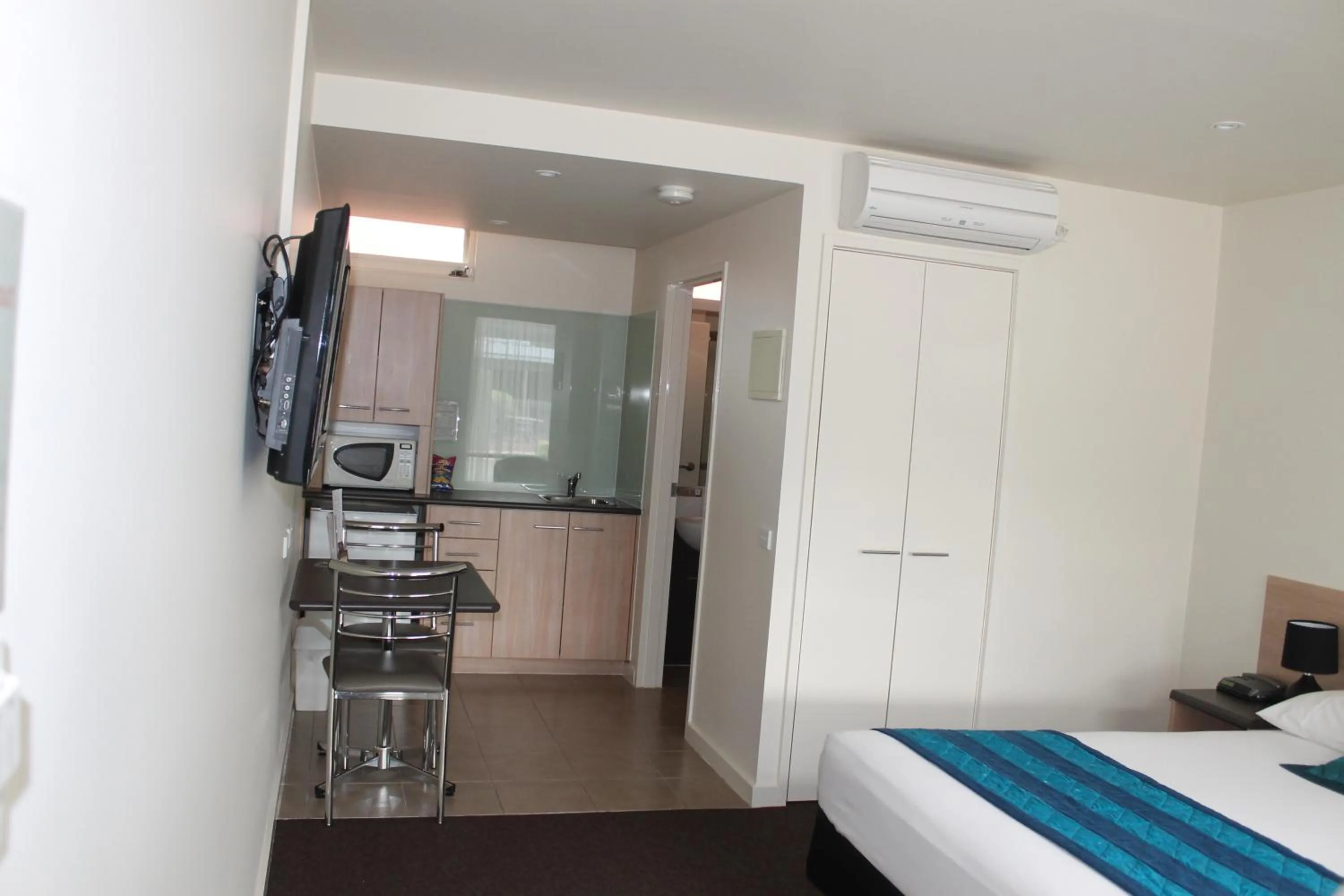 Bedroom, Bed in Mansfield Motel