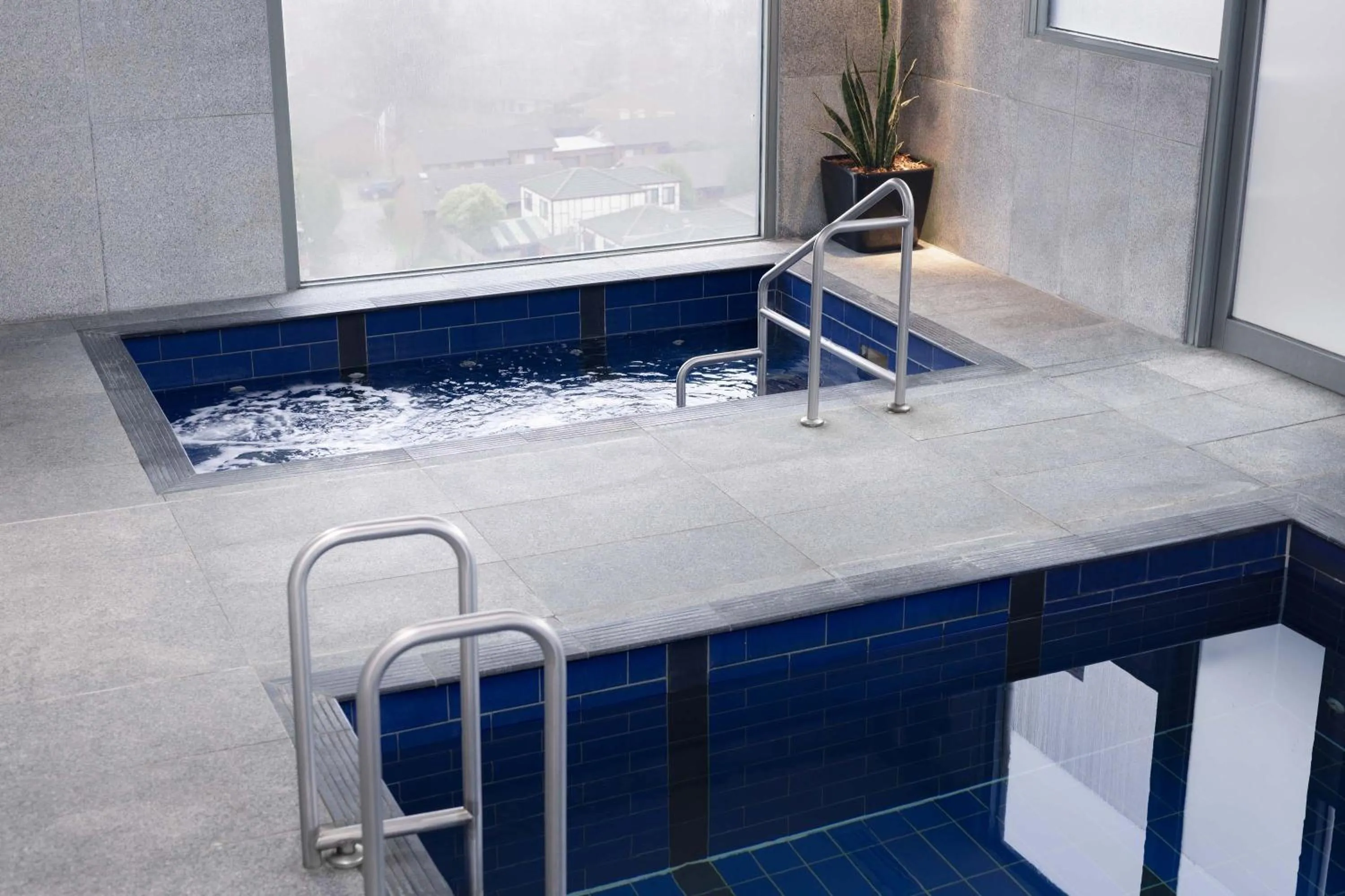 Swimming pool in Mantra Melbourne Airport