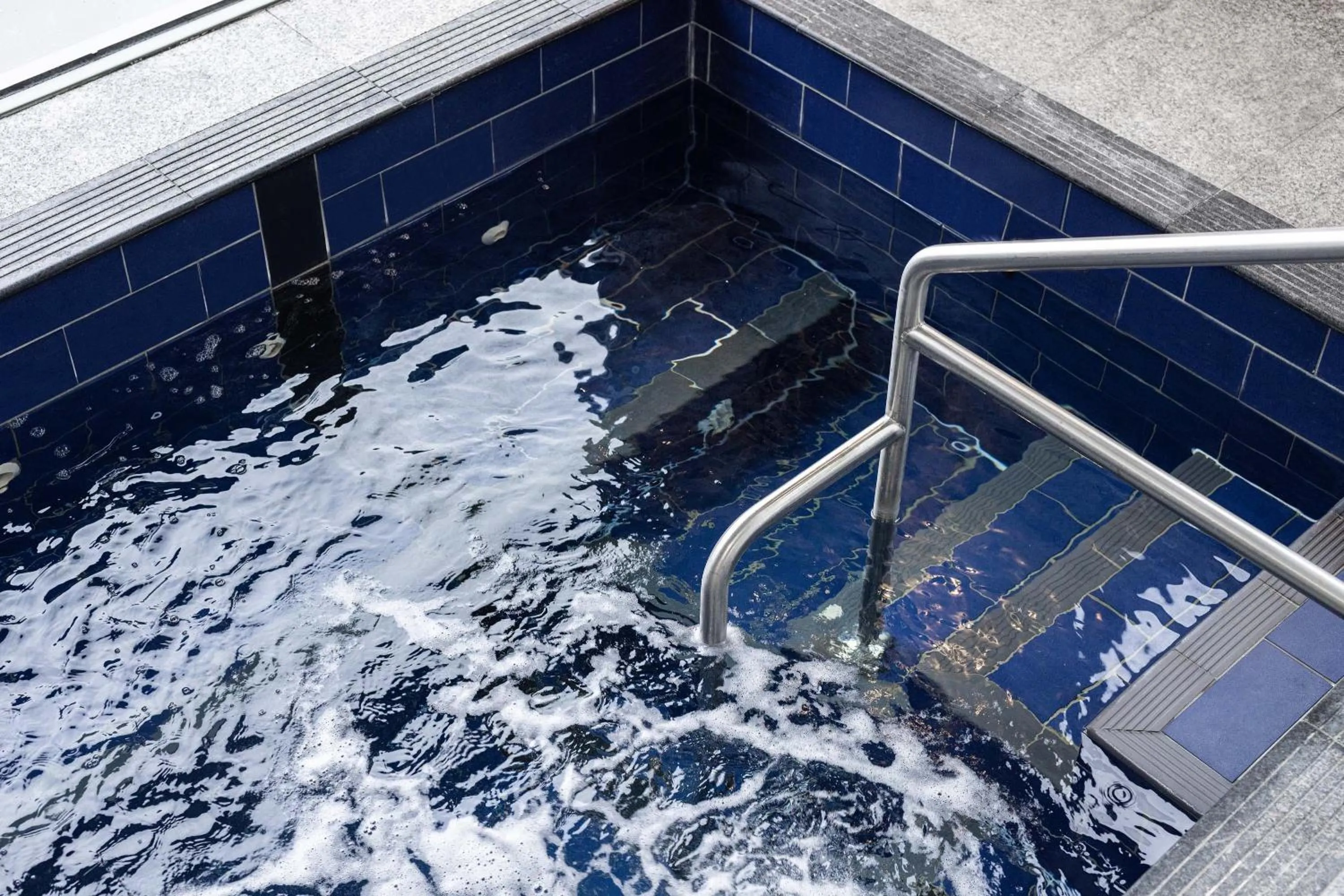 Swimming pool in Mantra Melbourne Airport