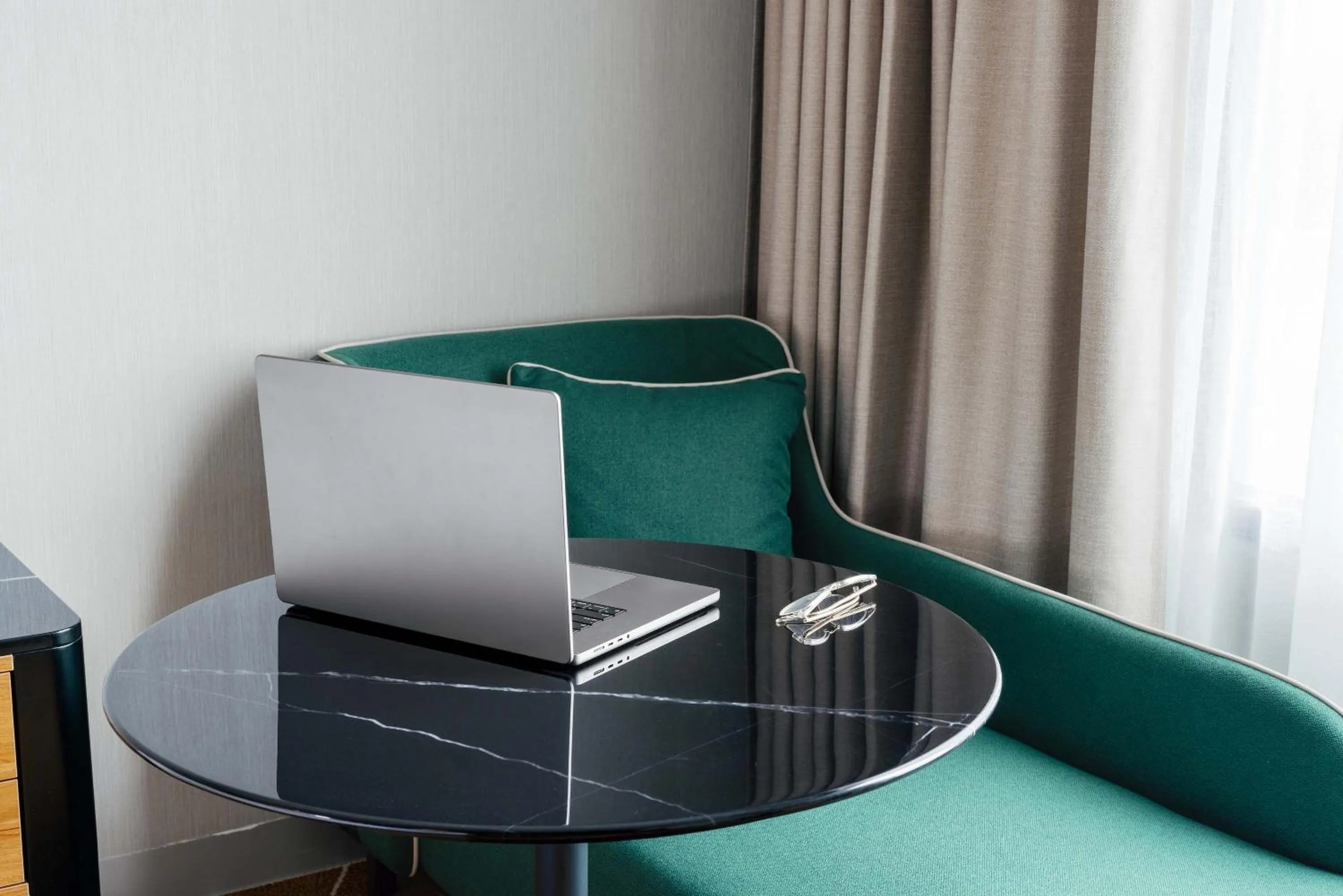 Seating area in Mantra Melbourne Airport