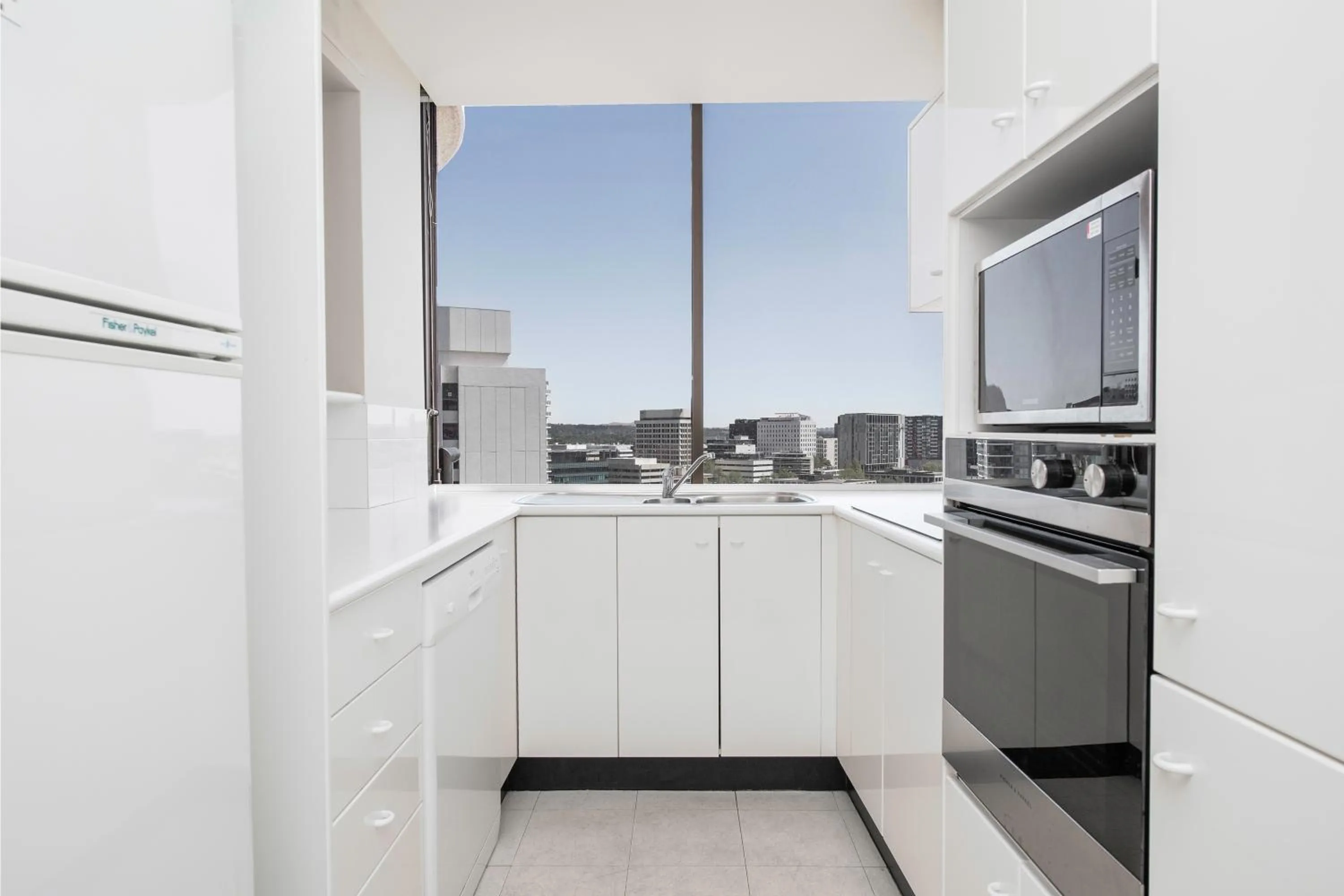 Kitchen or kitchenette in BreakFree Capital Tower Apartments