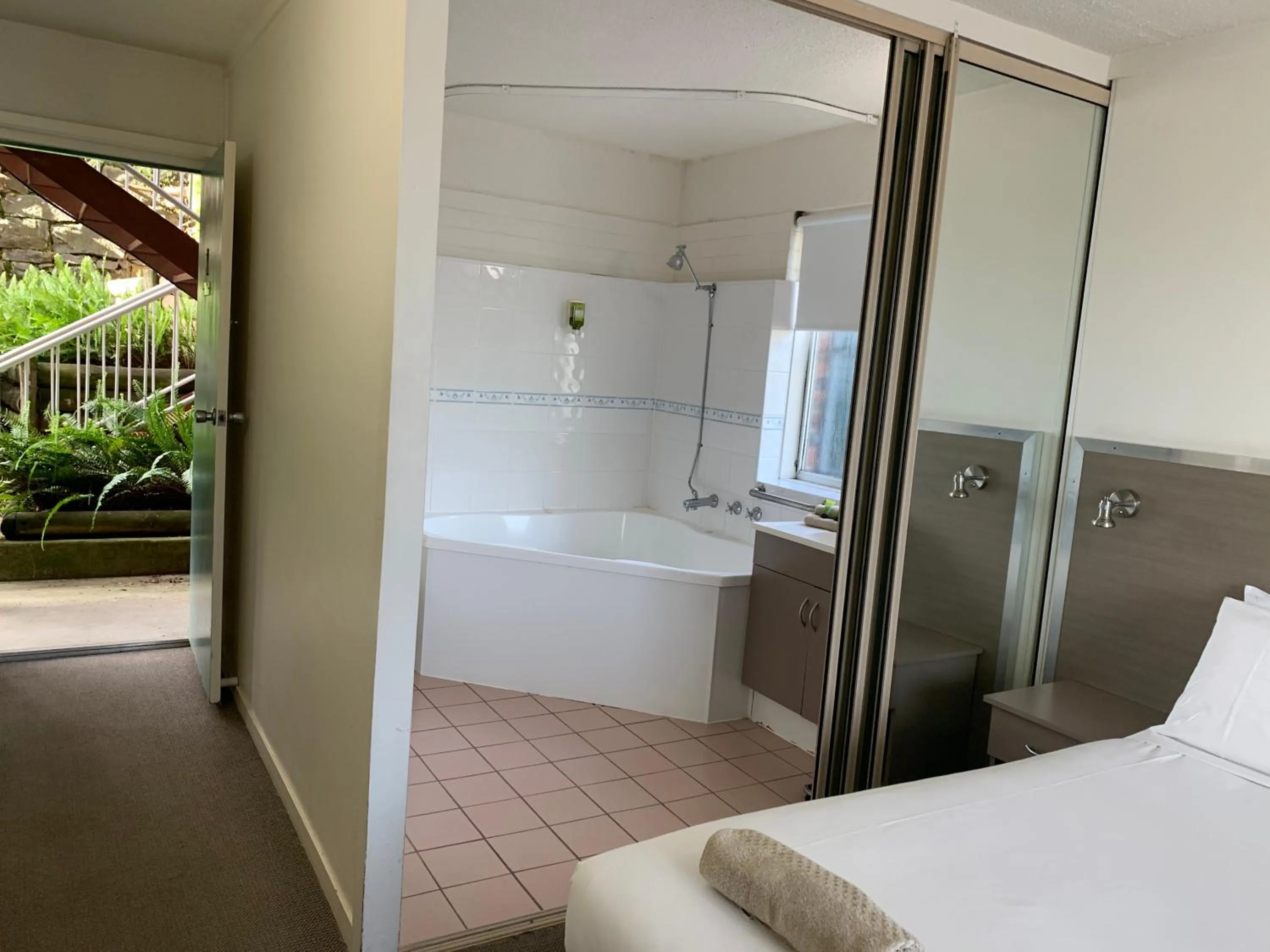 Bathroom, Bed in Adina Place Motel Apartments