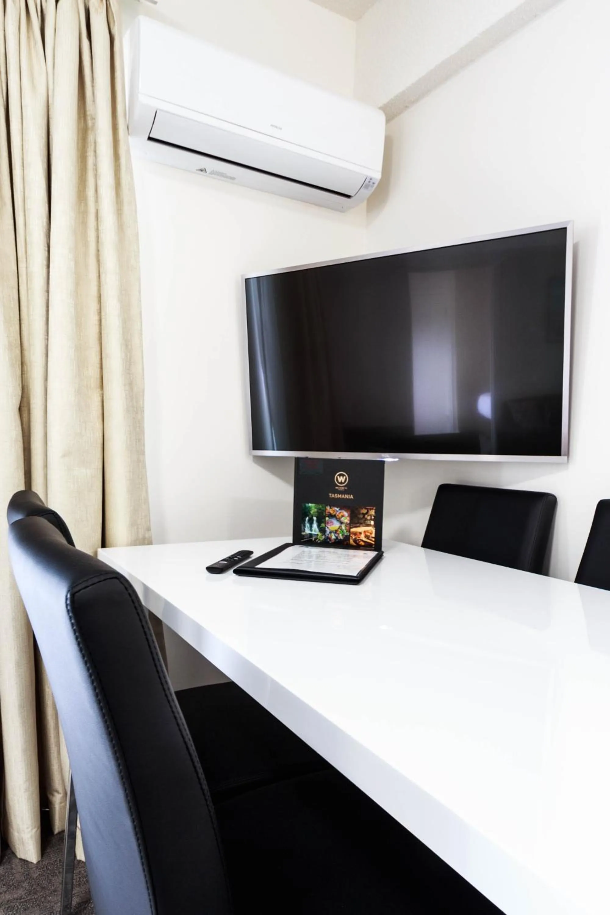 TV and multimedia in Adina Place Motel Apartments