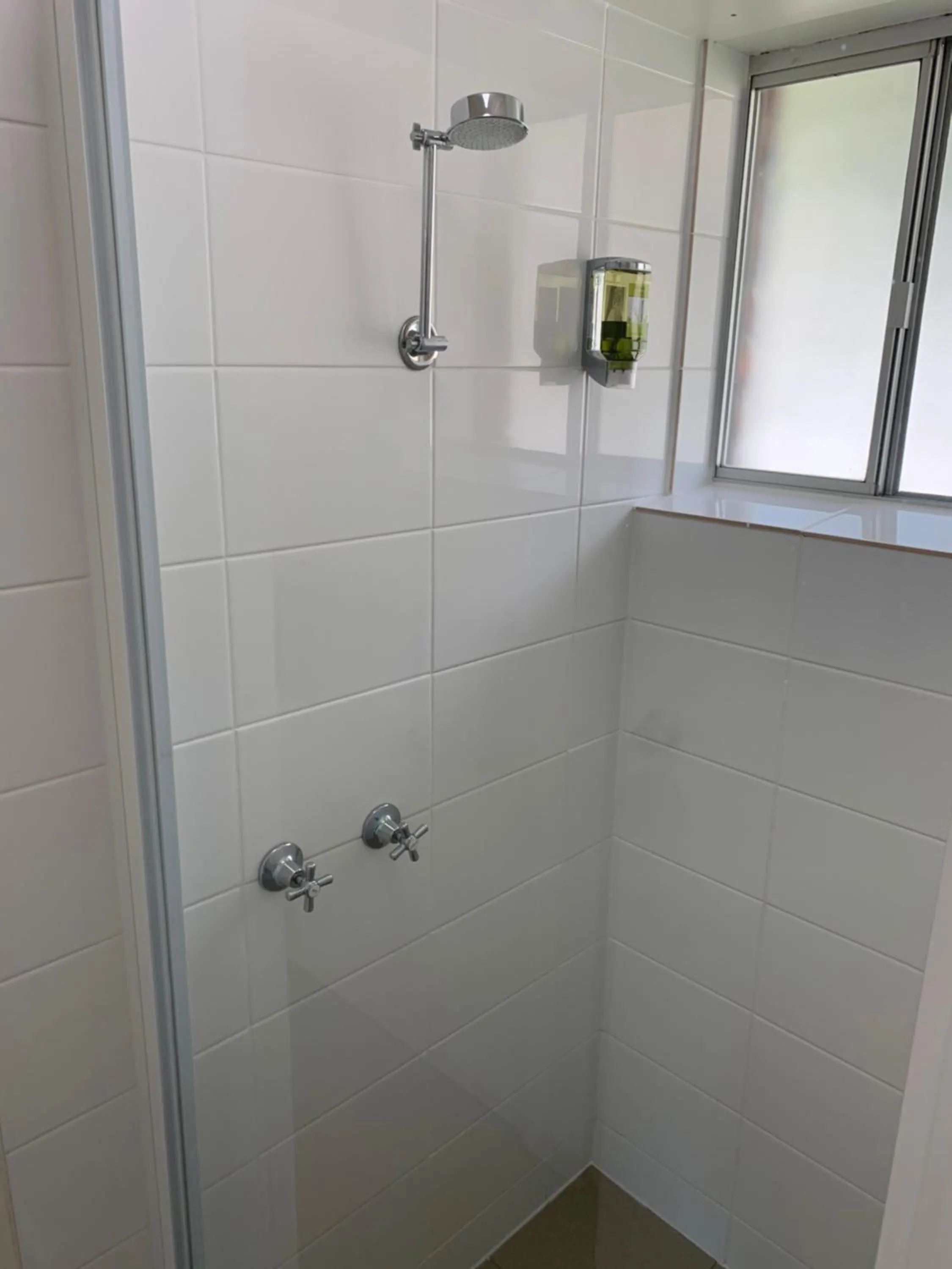 Bathroom in Adina Place Motel Apartments