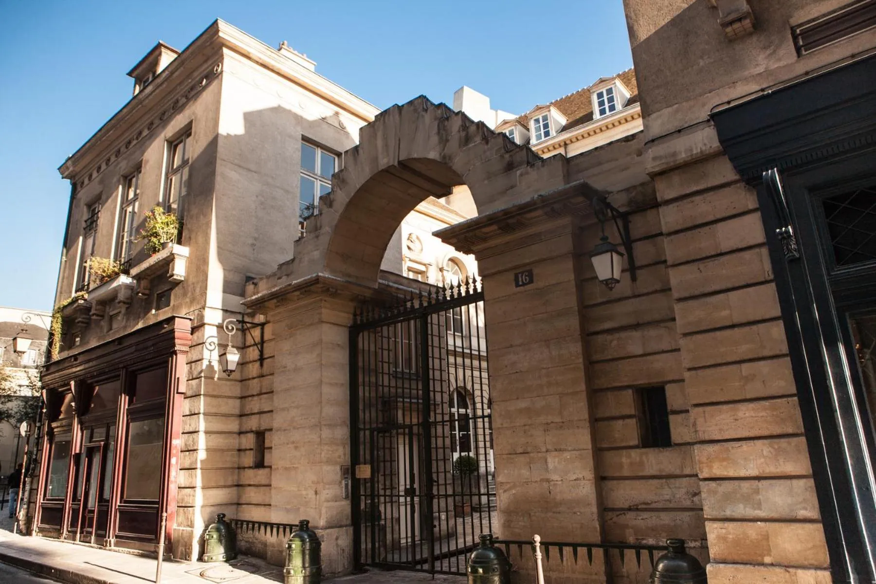 Facade/entrance in Assia & Nathalie - Luxury B&B MARAIS