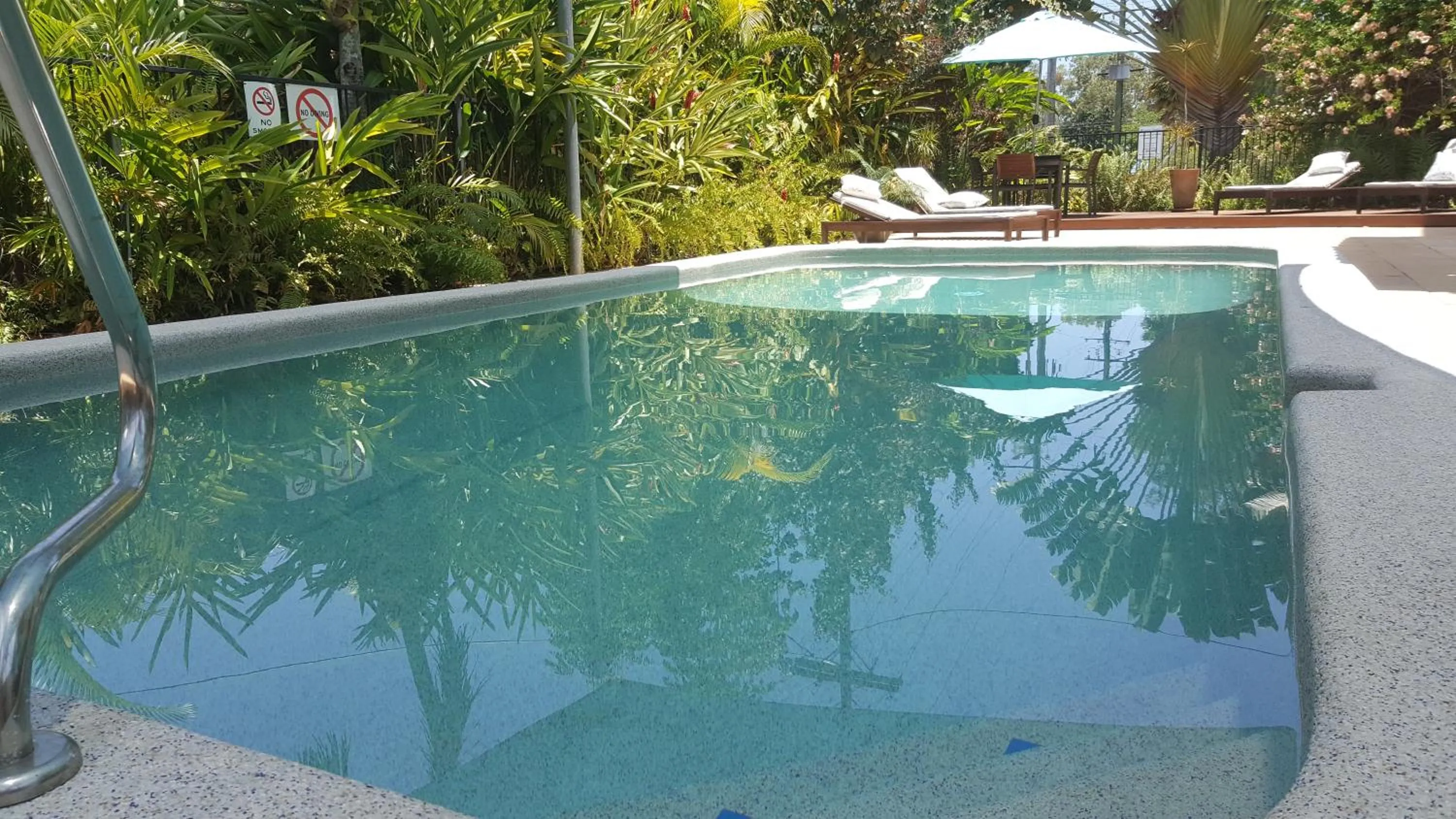 Swimming pool in Clifton Sands Holiday Units
