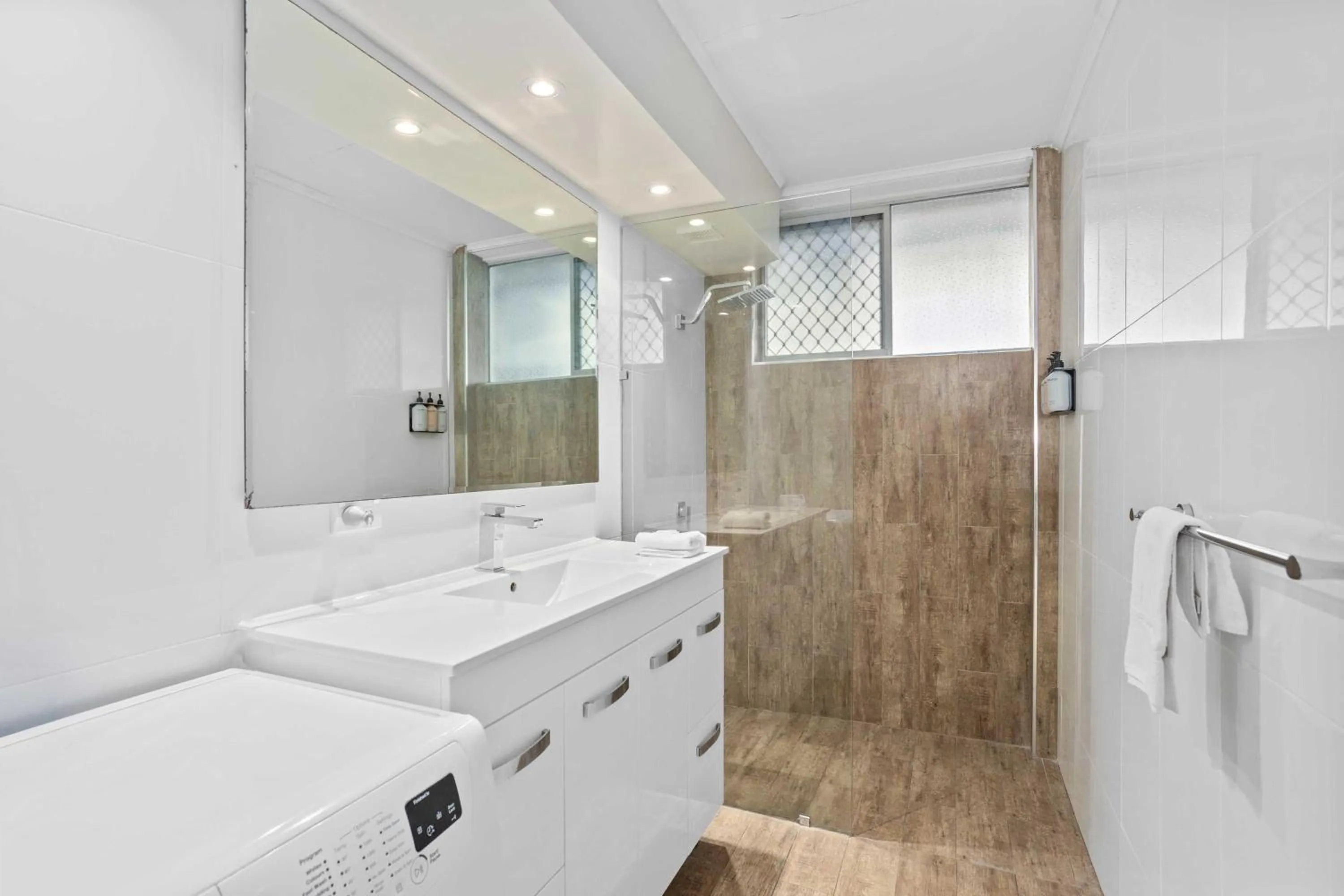 Shower in Hi Ho Beach Apartments on Broadbeach