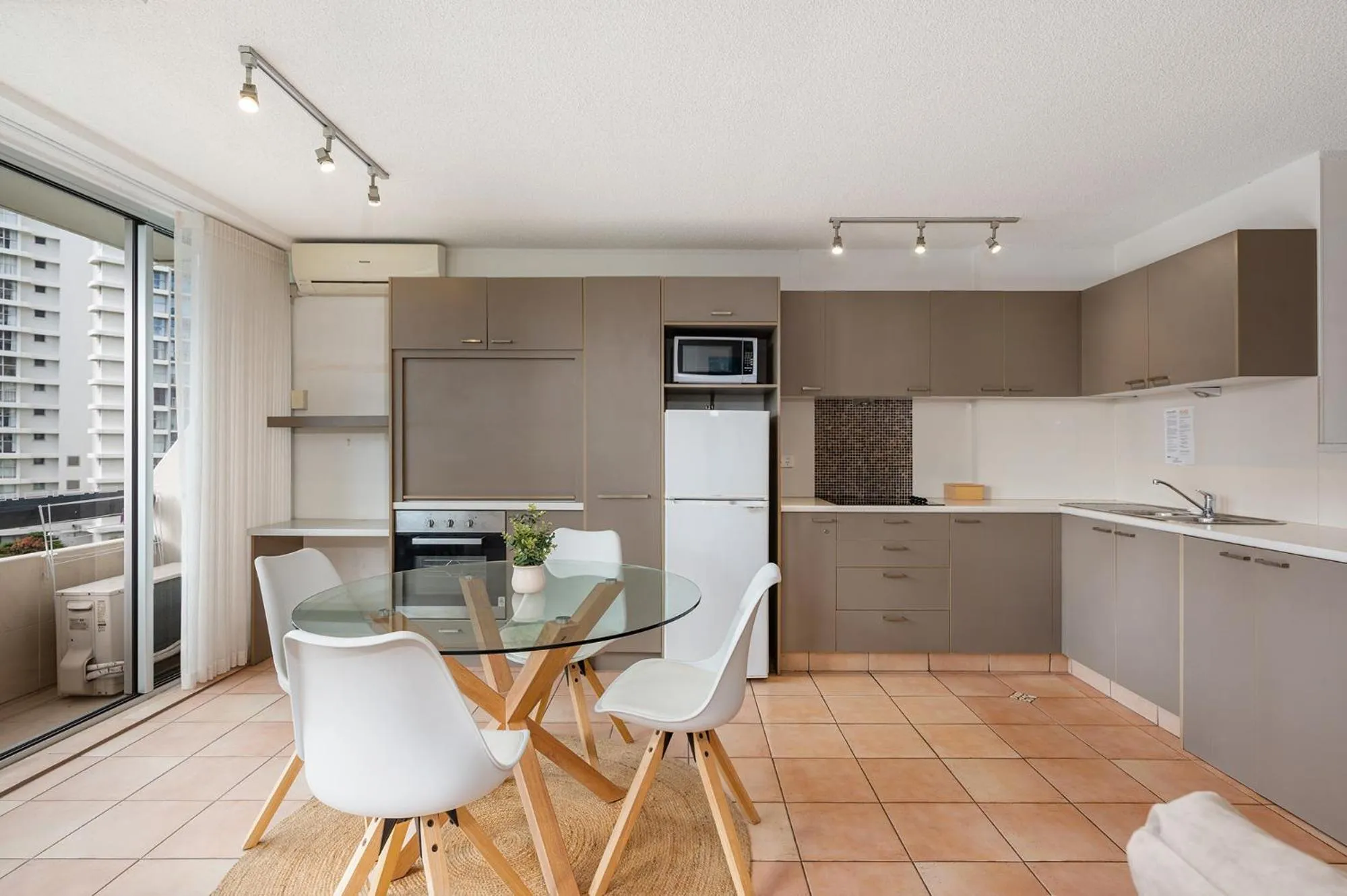 Kitchen or kitchenette in Hi Ho Beach Apartments on Broadbeach
