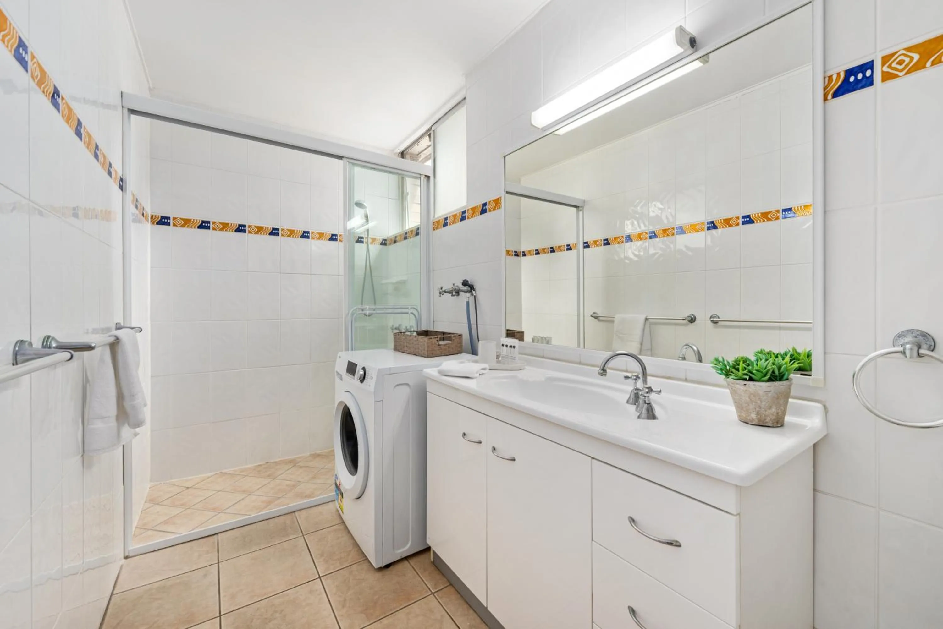 Shower in Hi Ho Beach Apartments on Broadbeach