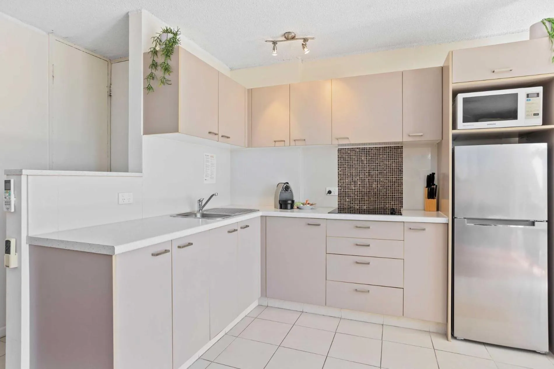Kitchen or kitchenette in Hi Ho Beach Apartments on Broadbeach