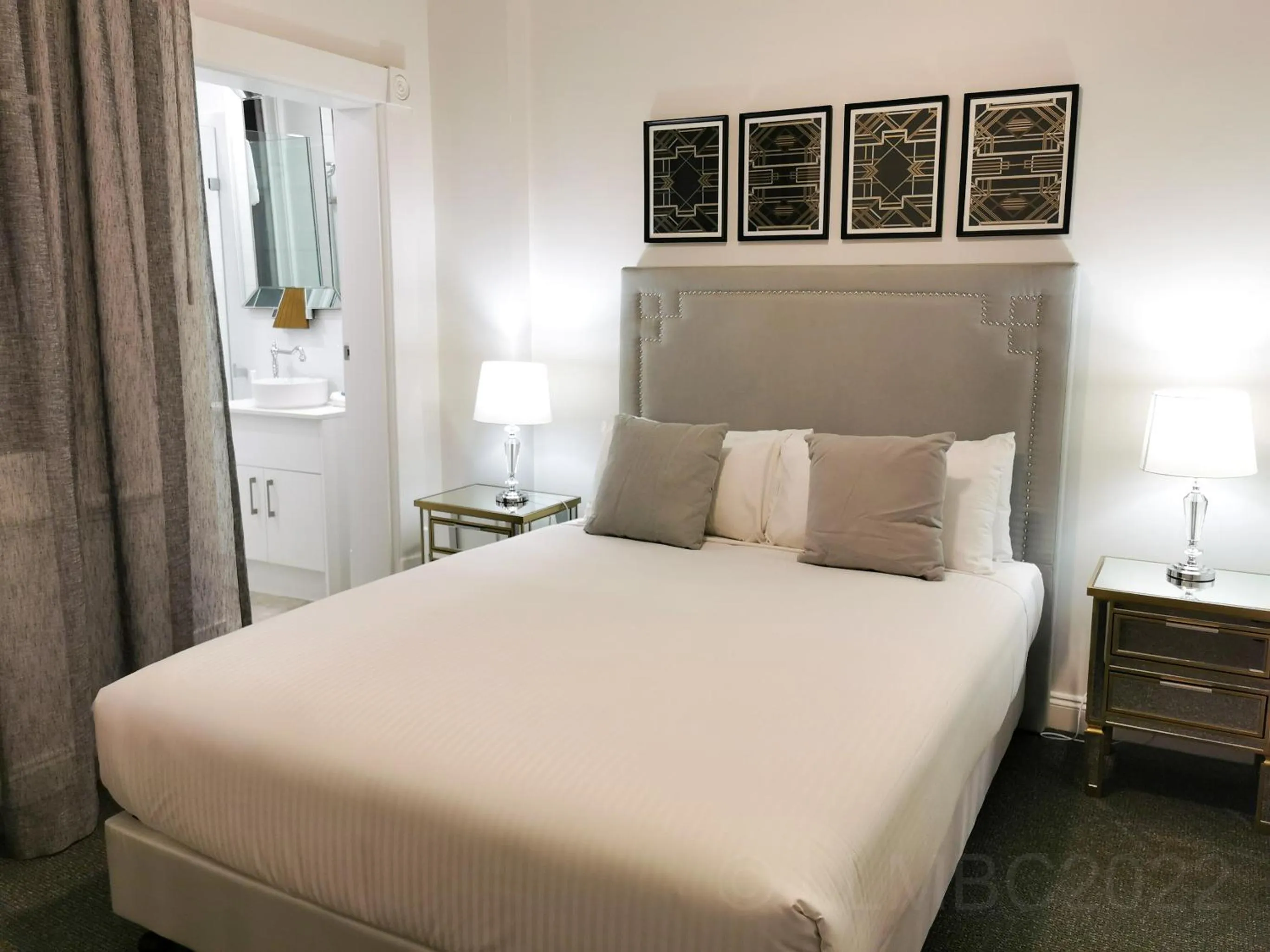 Bedroom, Bed in Adelaide Mansions Apartments