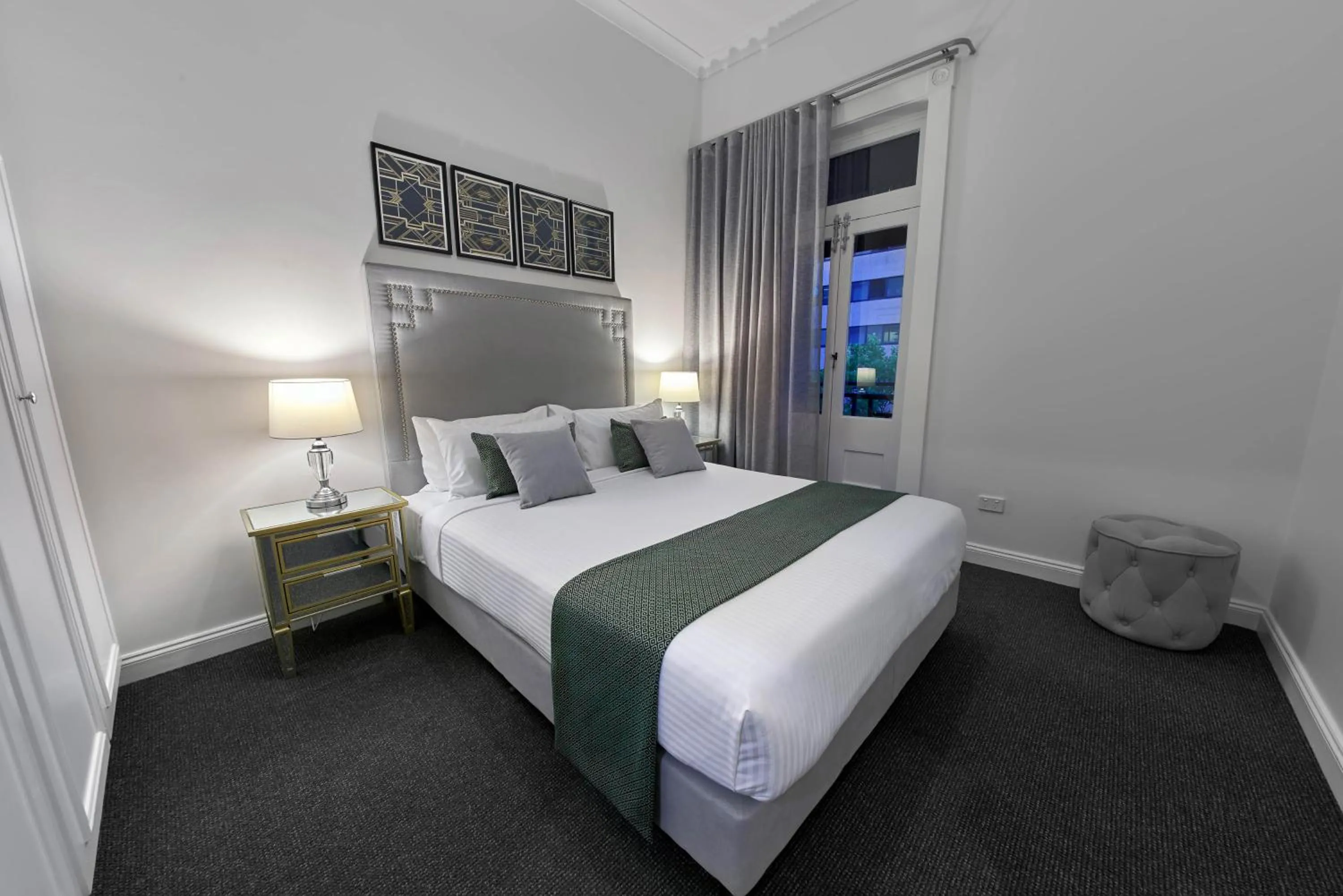 Bedroom, Bed in Adelaide Mansions Apartments