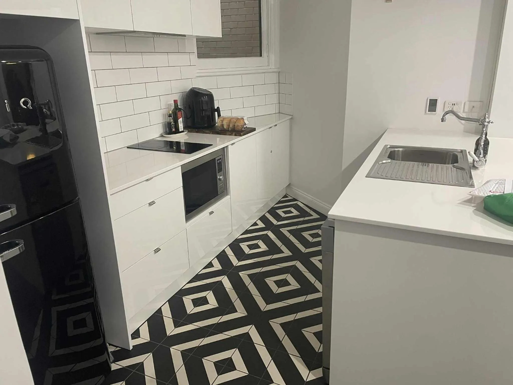 Kitchen or kitchenette in Adelaide Mansions Apartments