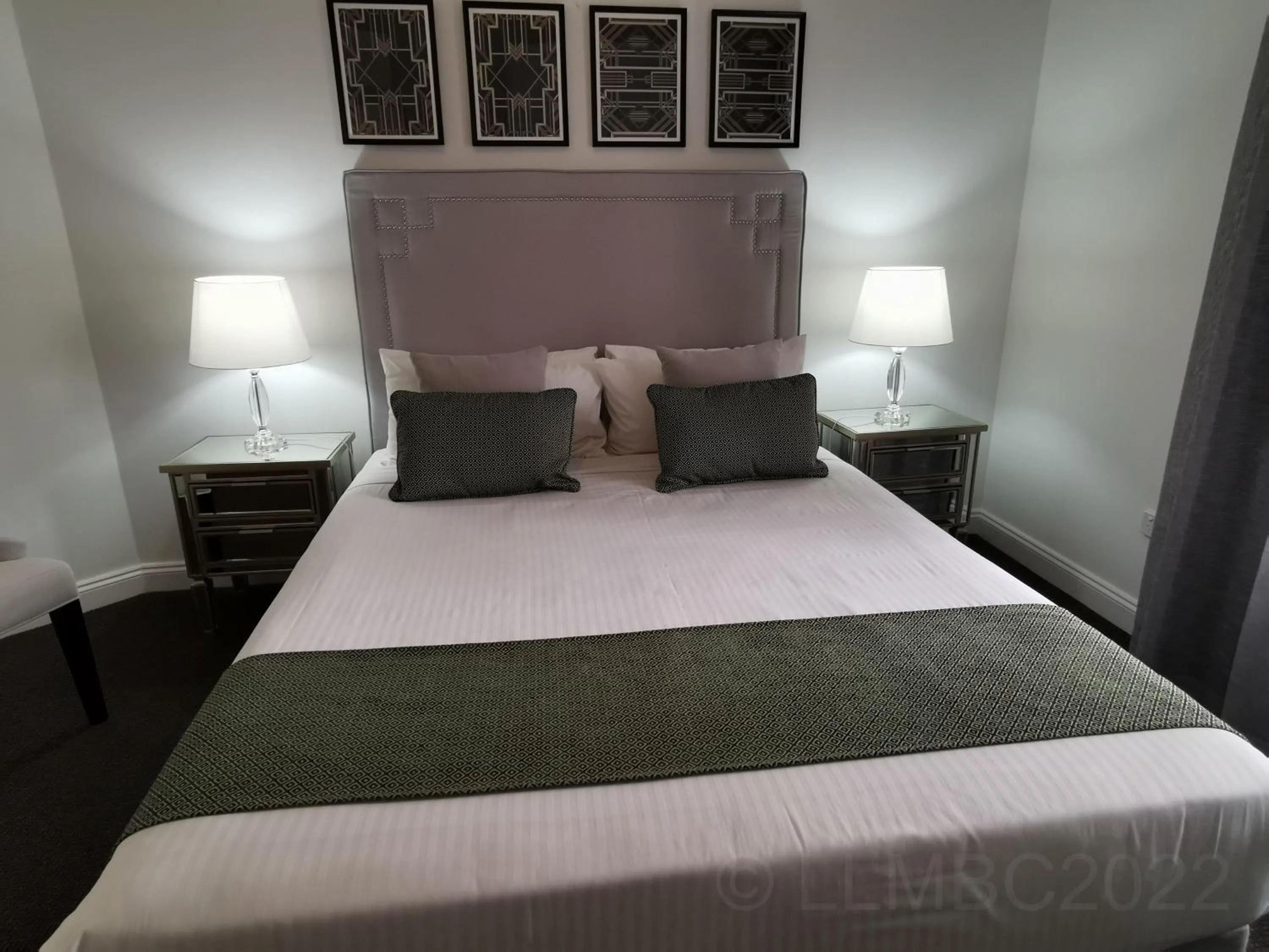 Bedroom, Bed in Adelaide Mansions Apartments