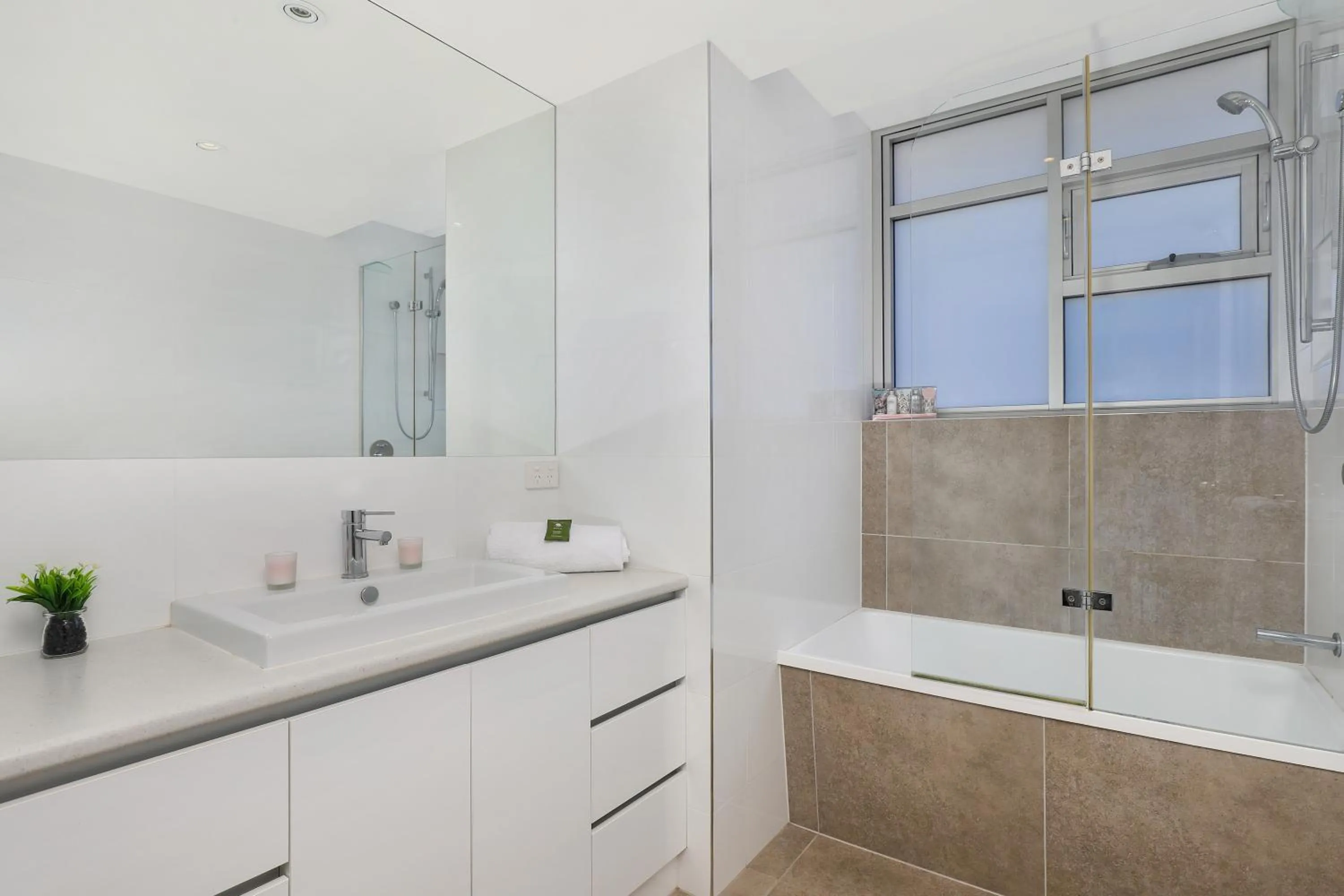 Shower in Elouera Tower