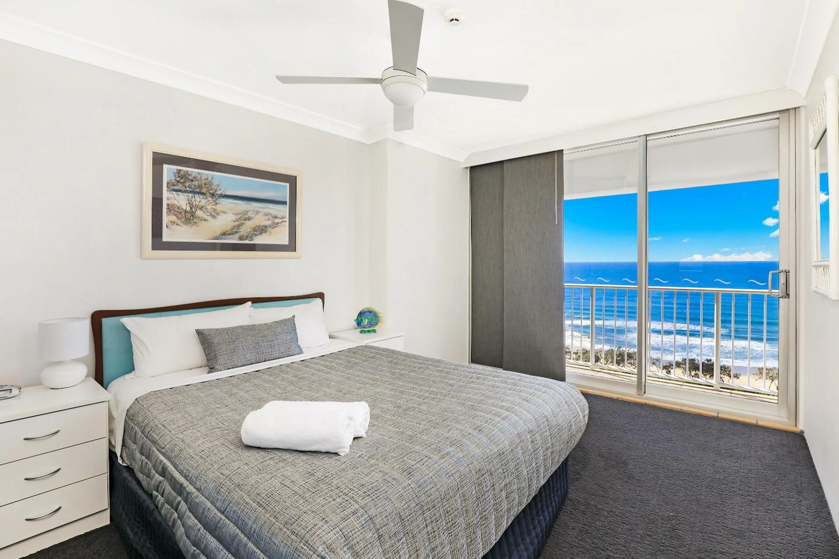 Photo of the whole room, Bed in Elouera Tower