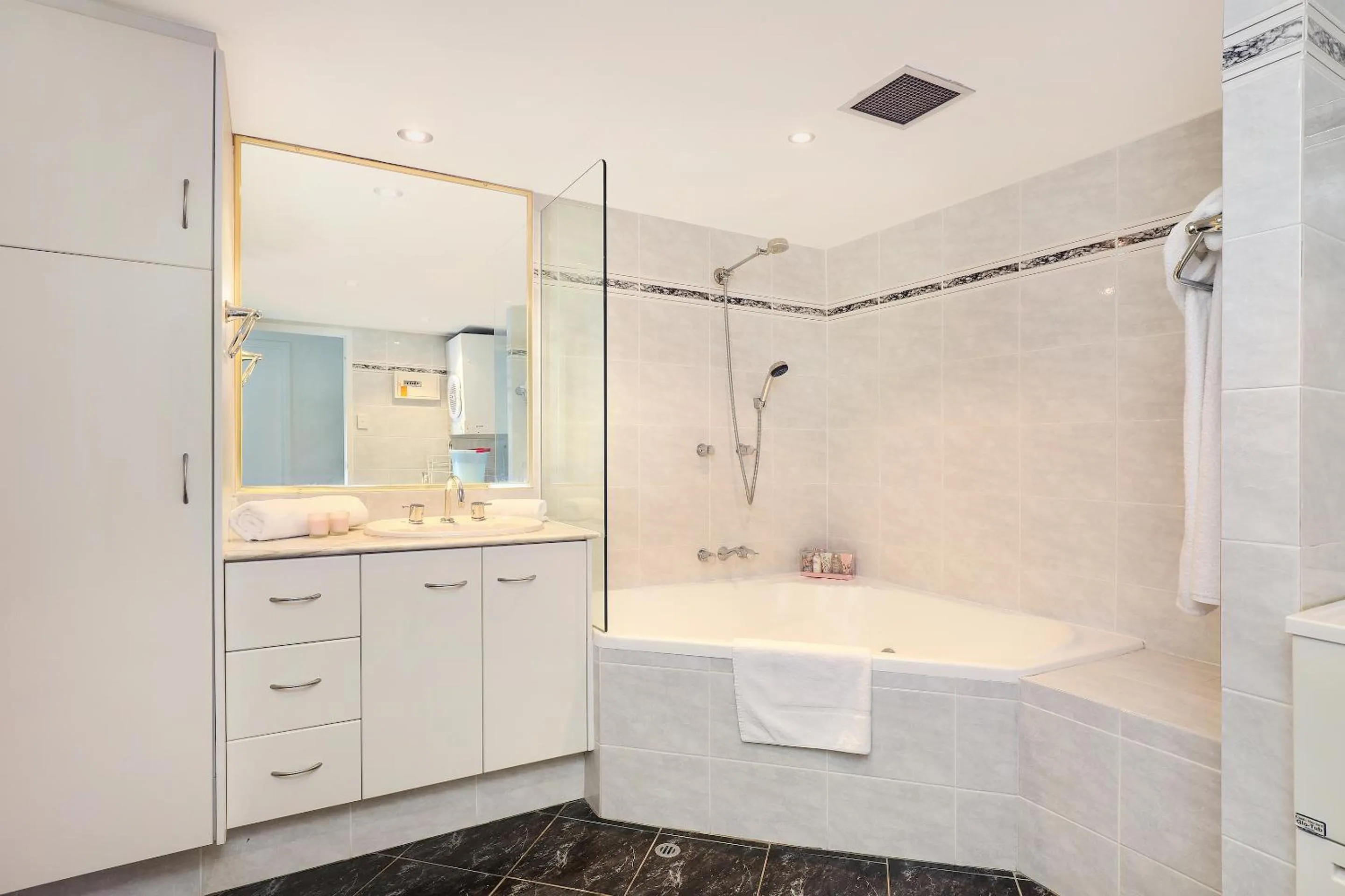 Shower in Elouera Tower