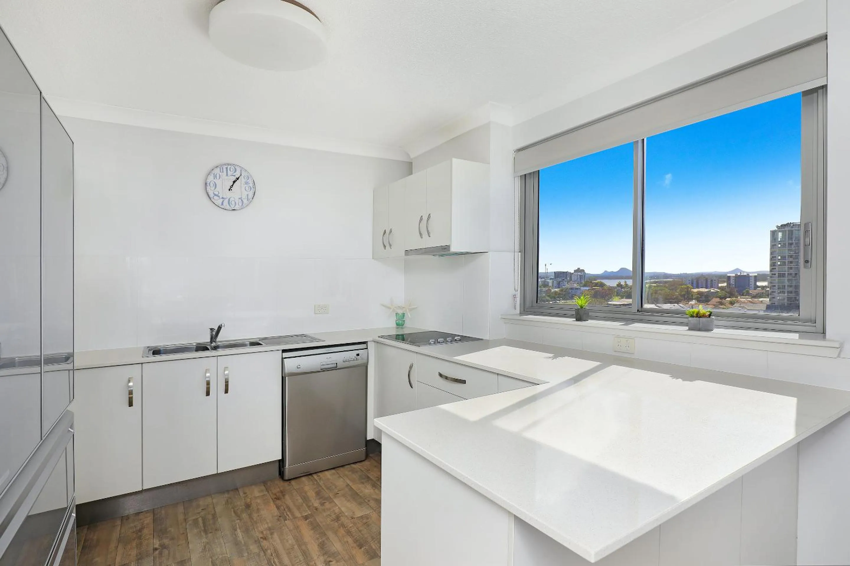 Kitchen or kitchenette in Elouera Tower