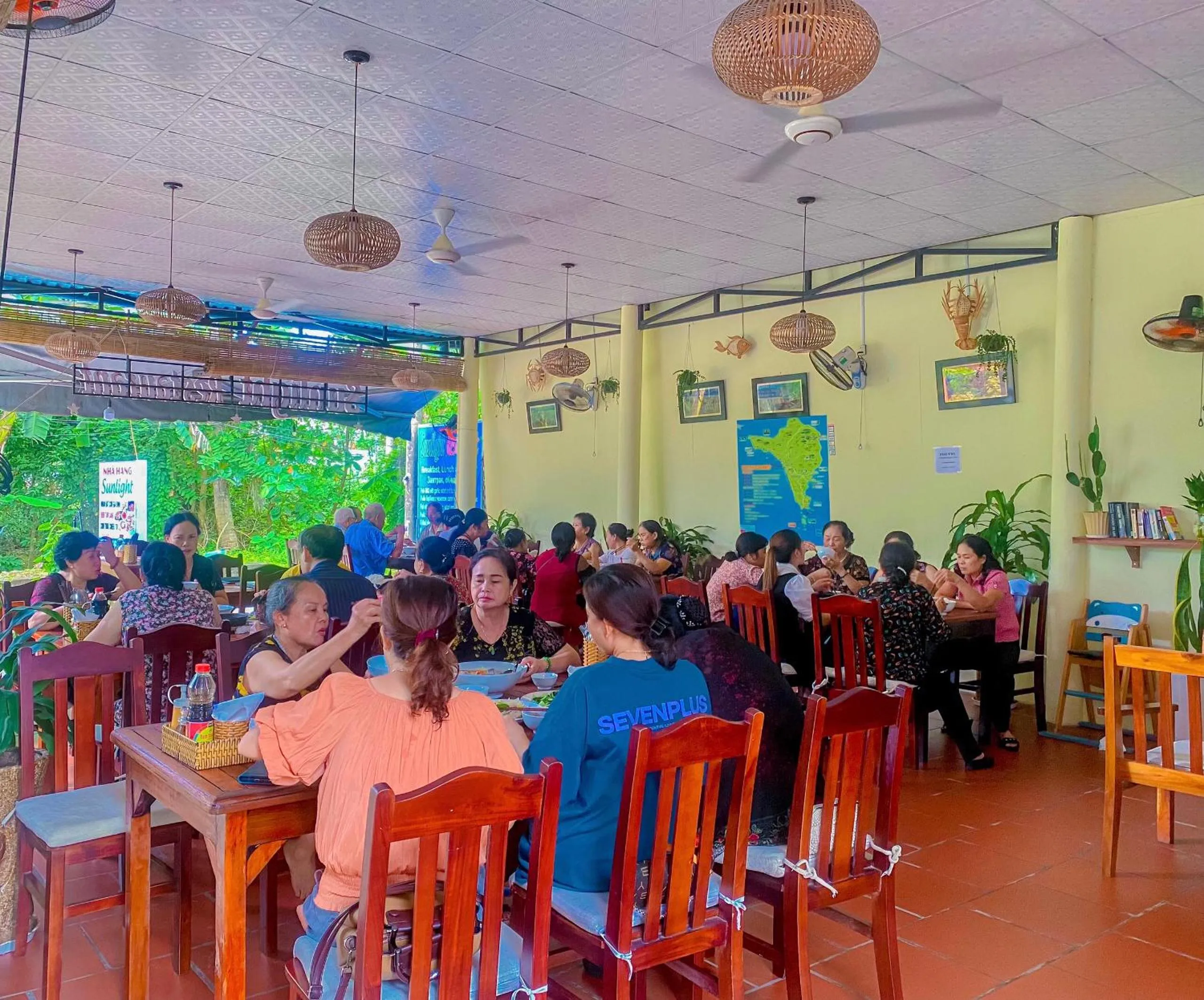 Restaurant/places to eat in Sunlight Bungalow