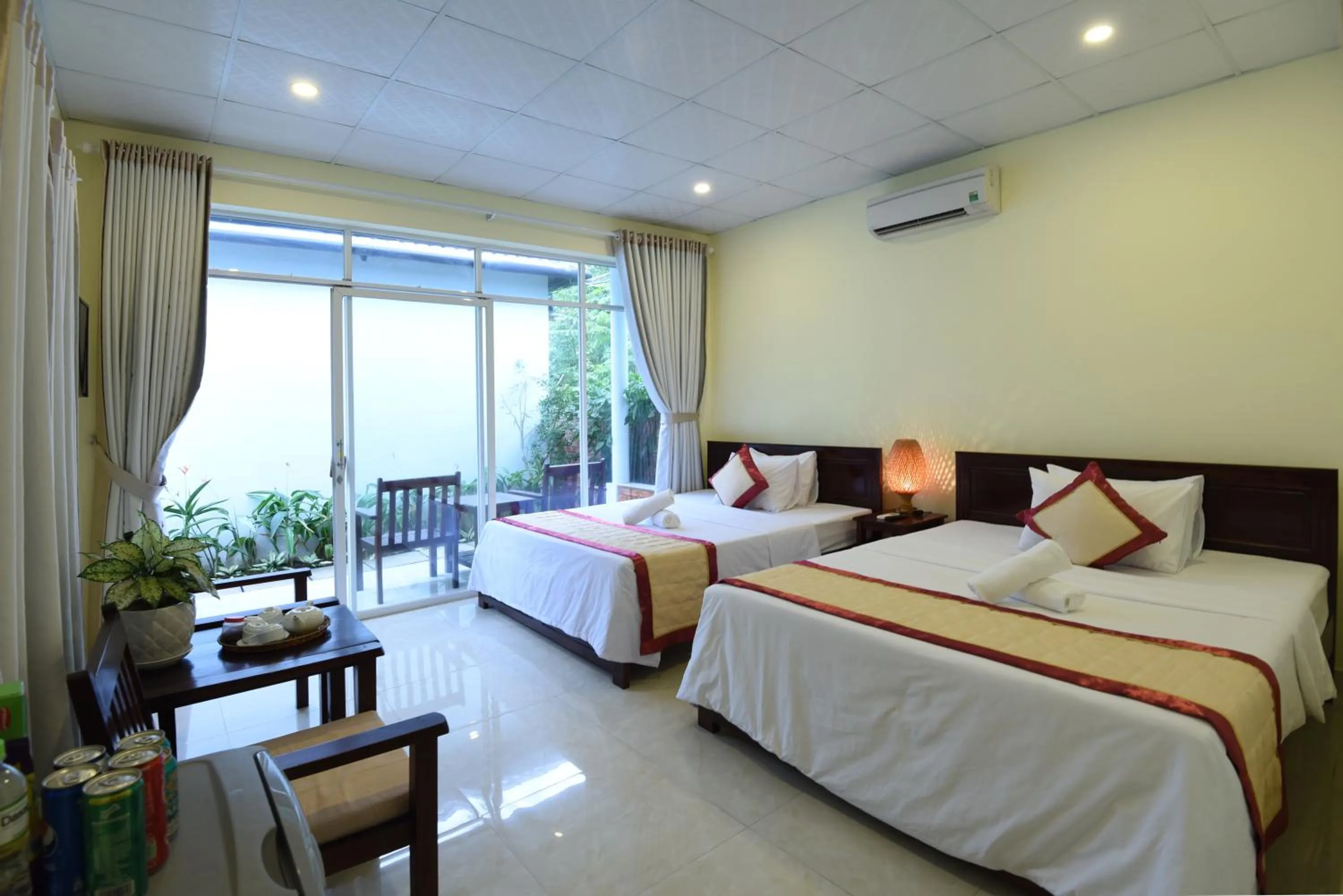 Photo of the whole room, Bed in Sunlight Bungalow