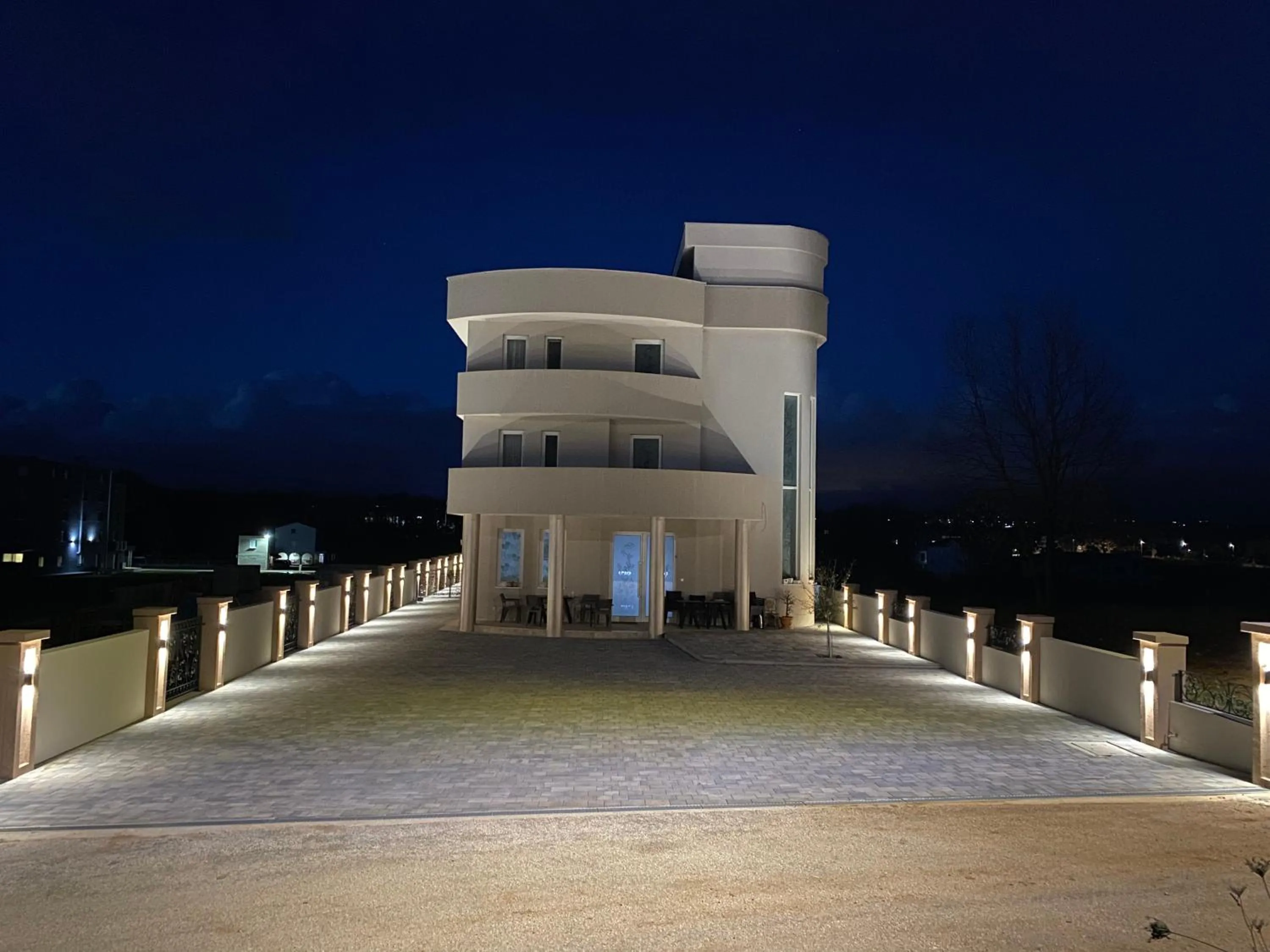 Night in Villa Flowers