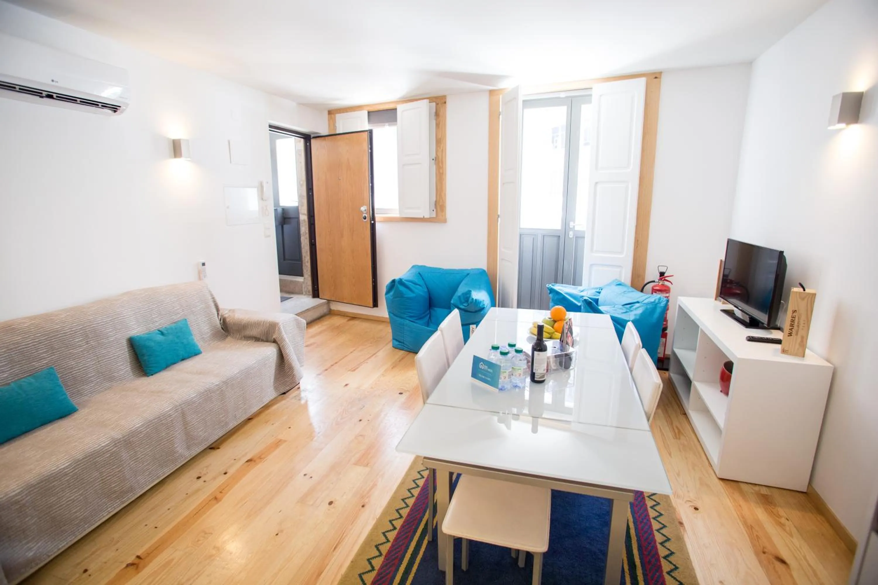 TV and multimedia in LivingPorto Apartments by Porto City Hosts