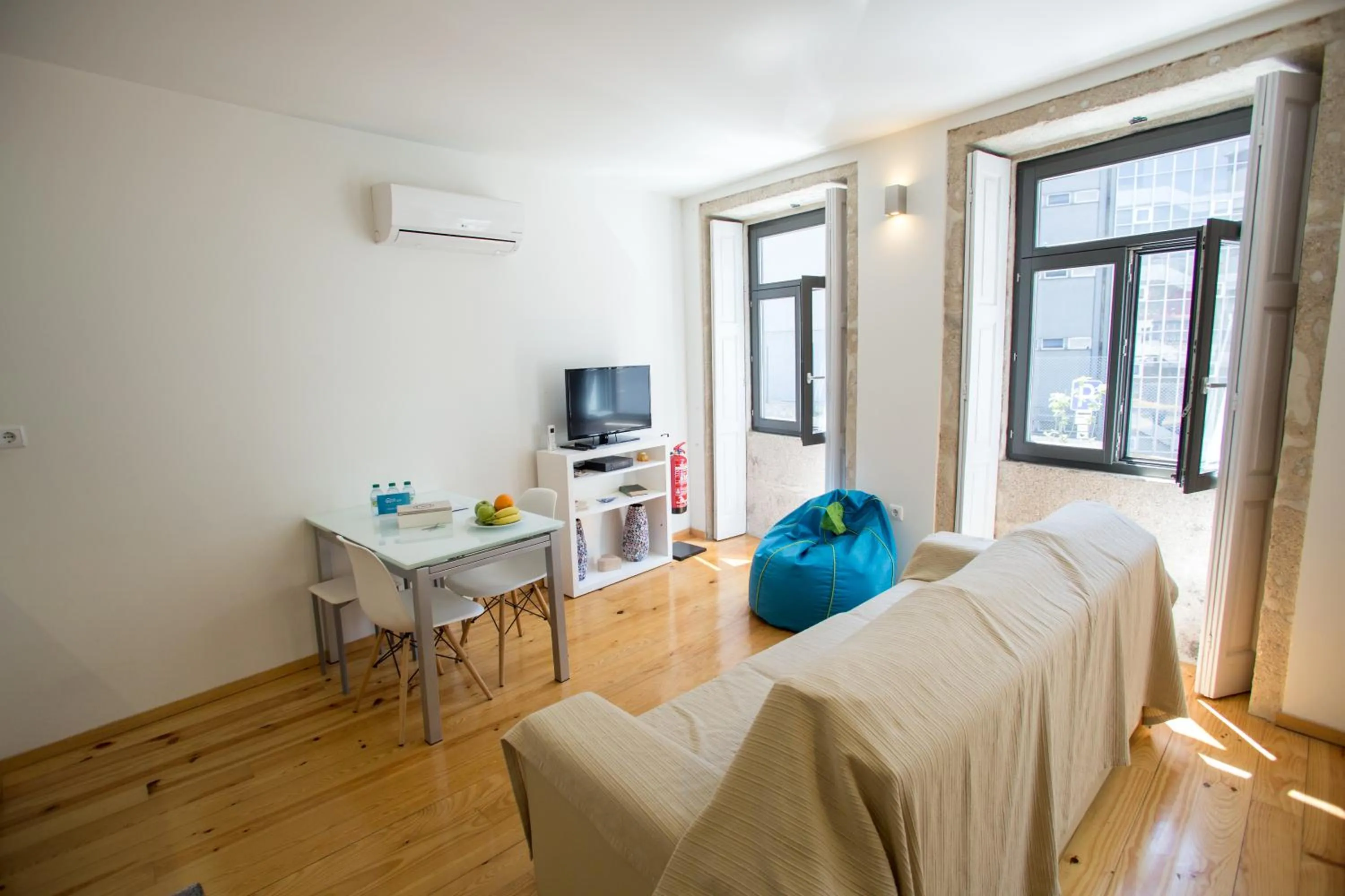 TV and multimedia in LivingPorto Apartments by Porto City Hosts