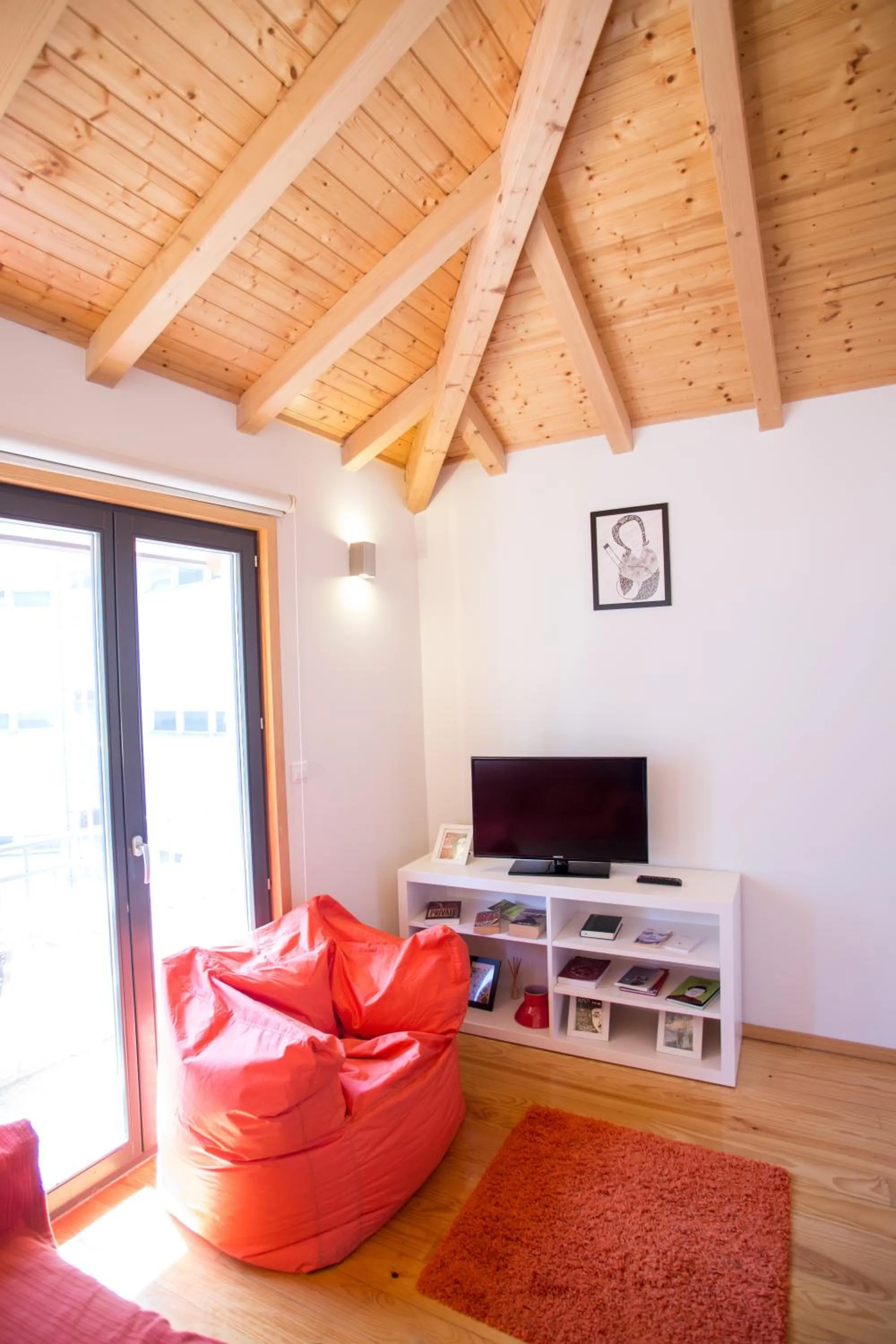 TV and multimedia in LivingPorto Apartments by Porto City Hosts