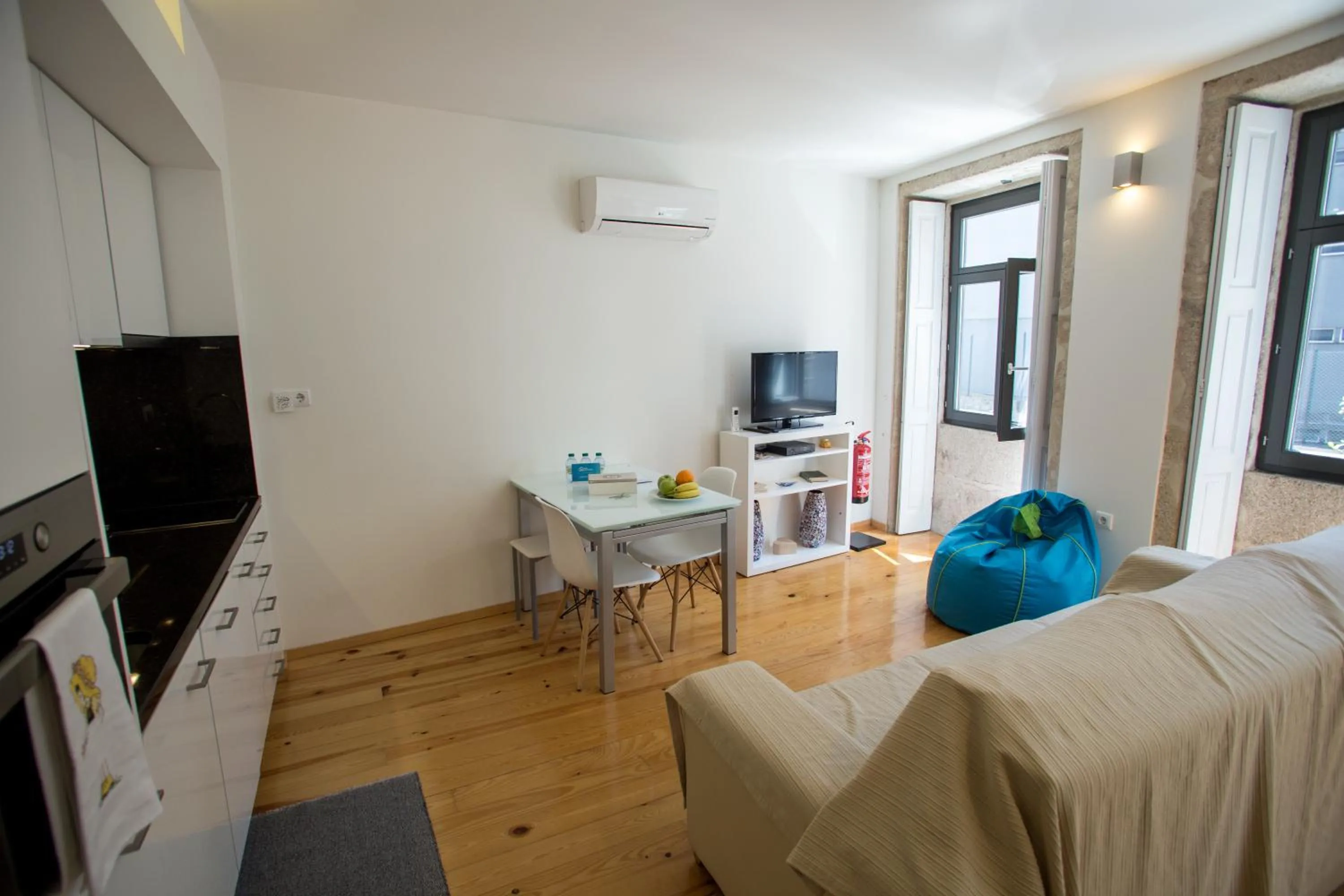 TV and multimedia in LivingPorto Apartments by Porto City Hosts