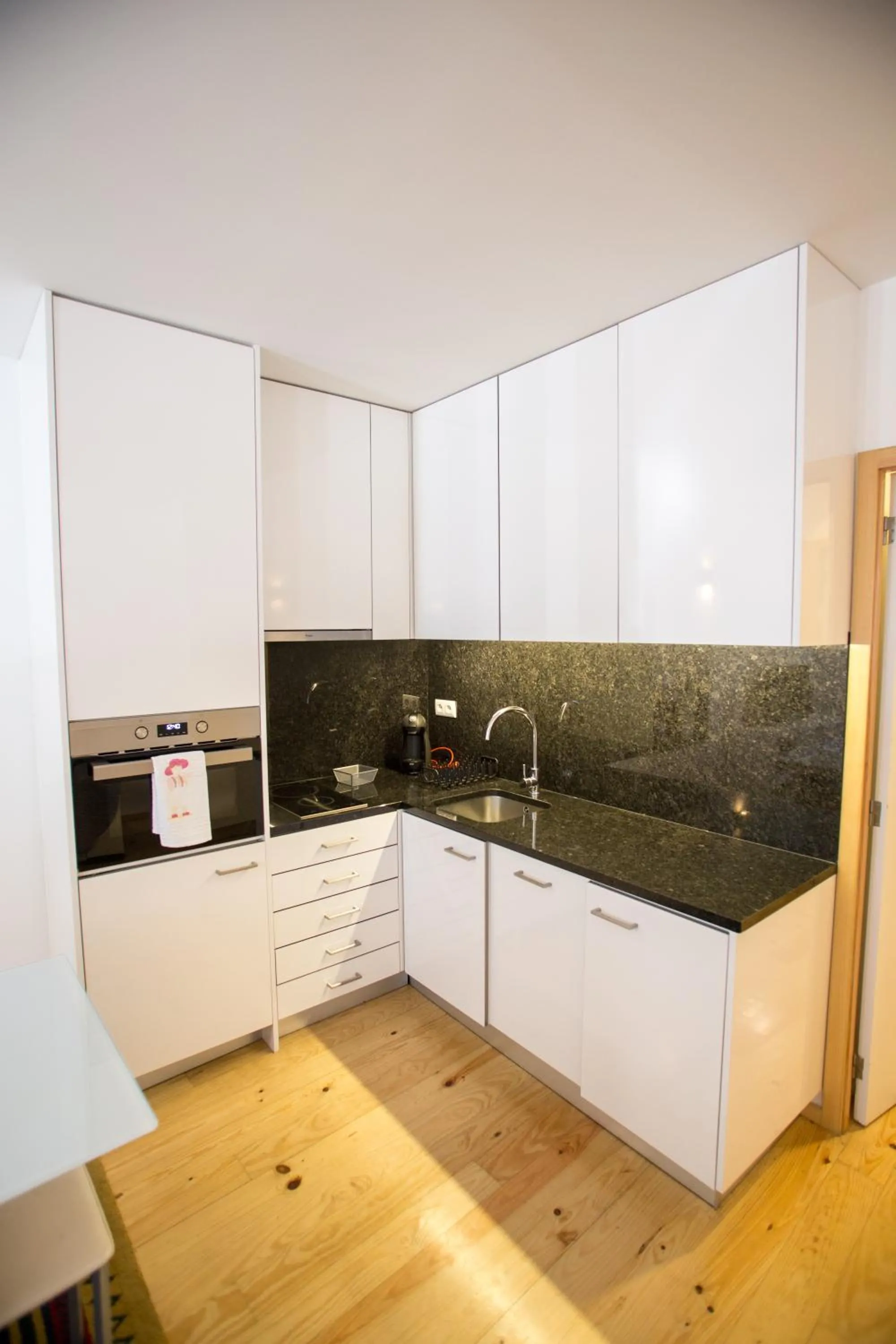 Coffee/tea facilities in LivingPorto Apartments by Porto City Hosts
