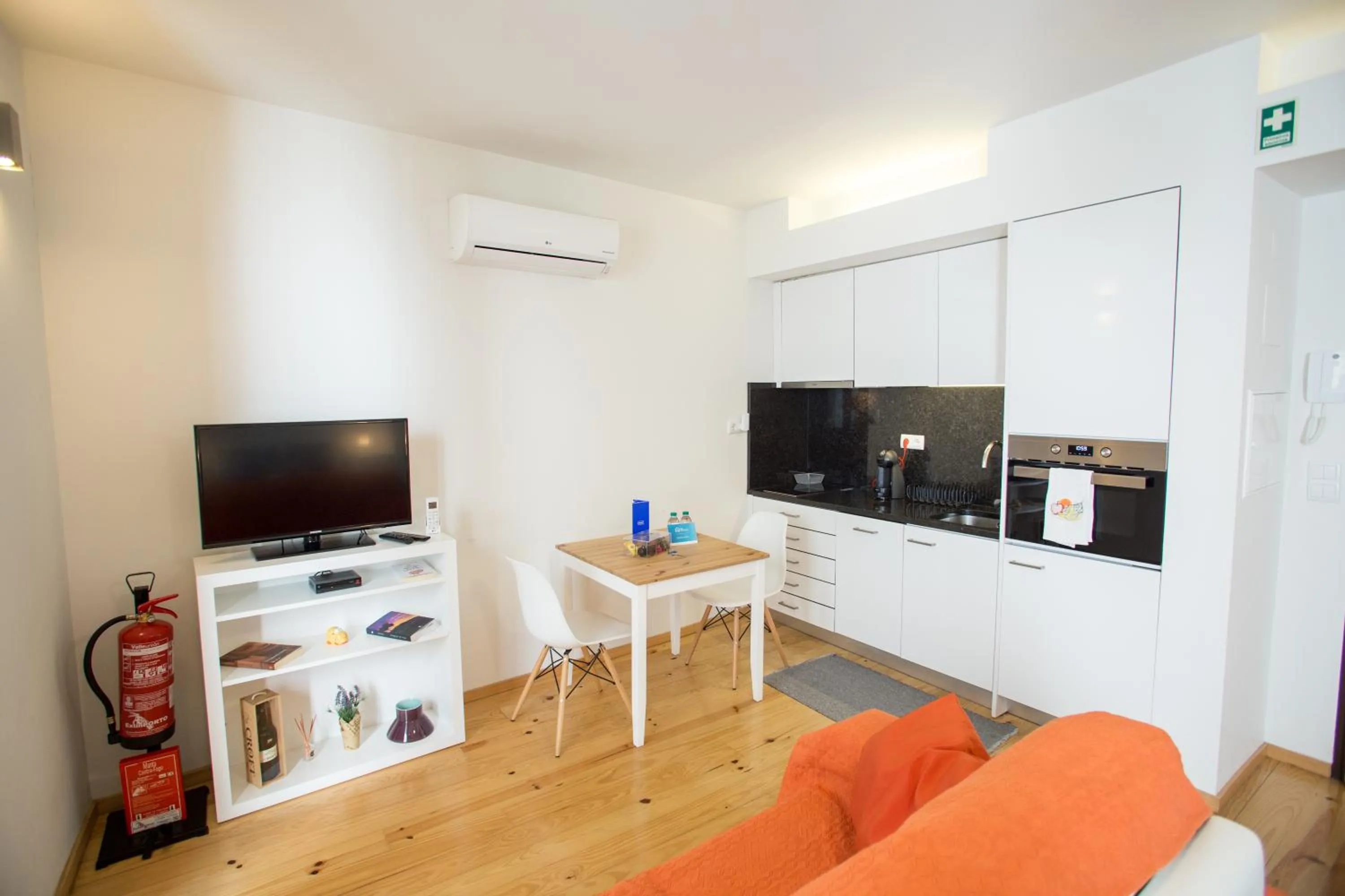 TV and multimedia in LivingPorto Apartments by Porto City Hosts