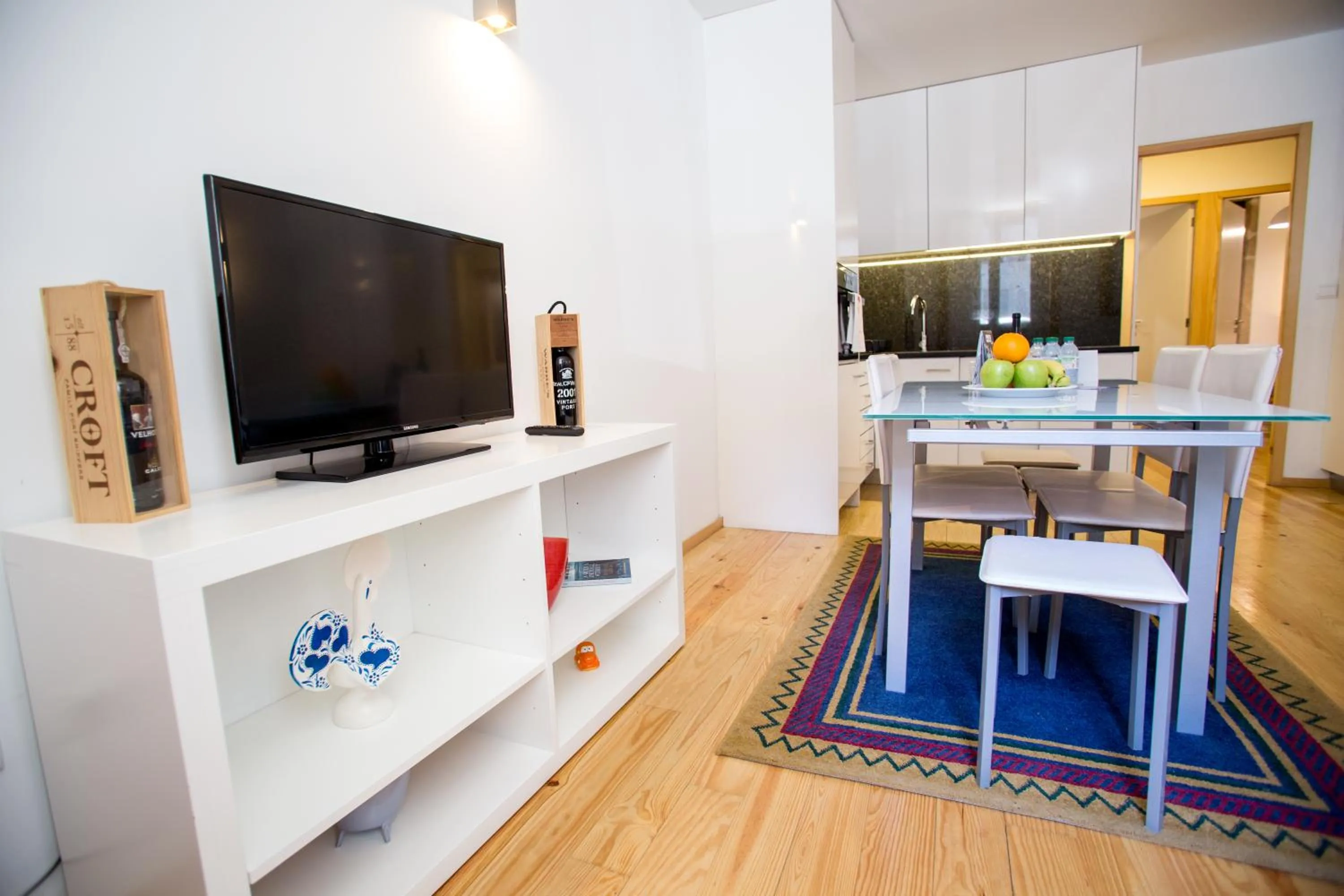 TV and multimedia in LivingPorto Apartments by Porto City Hosts