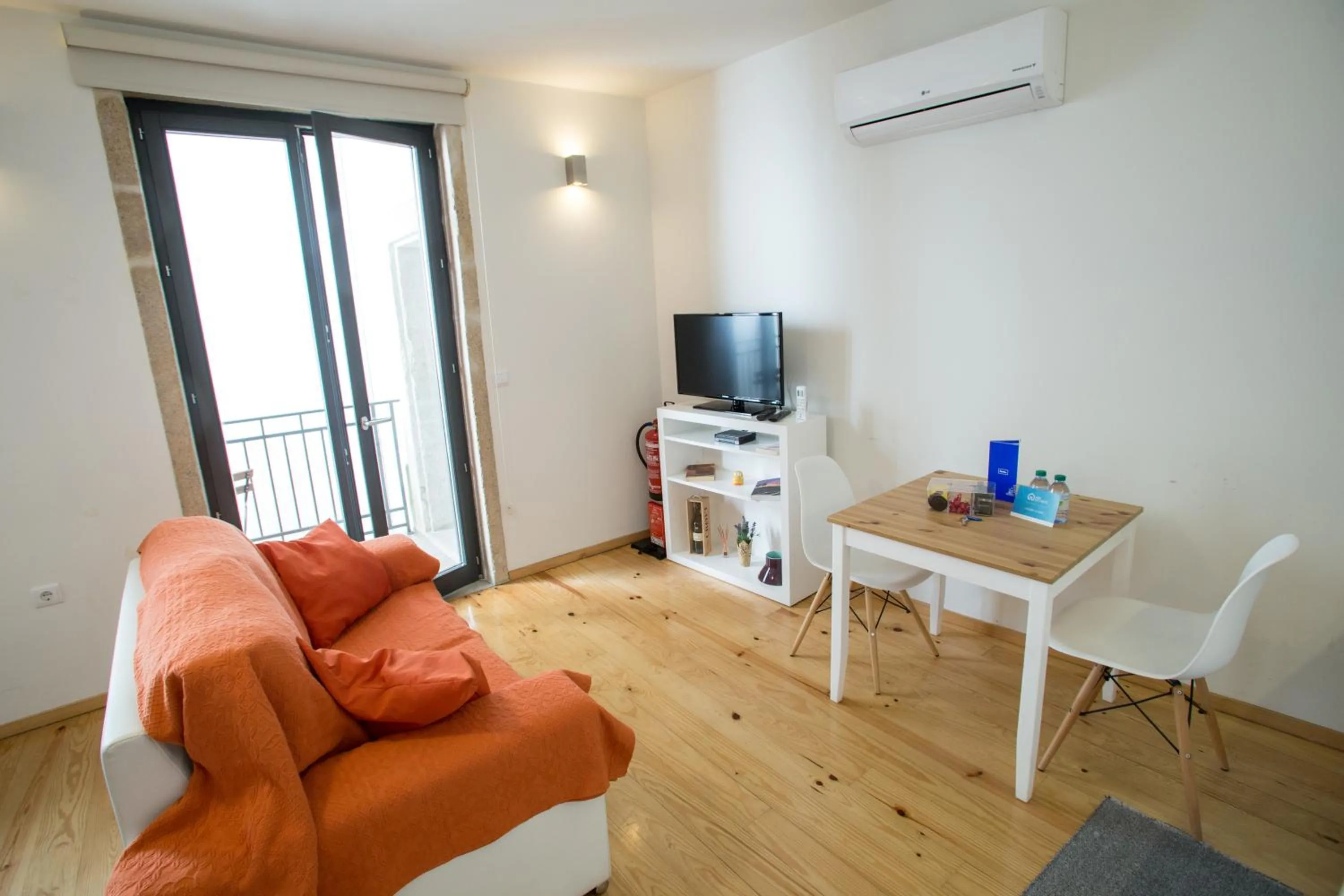 TV and multimedia in LivingPorto Apartments by Porto City Hosts