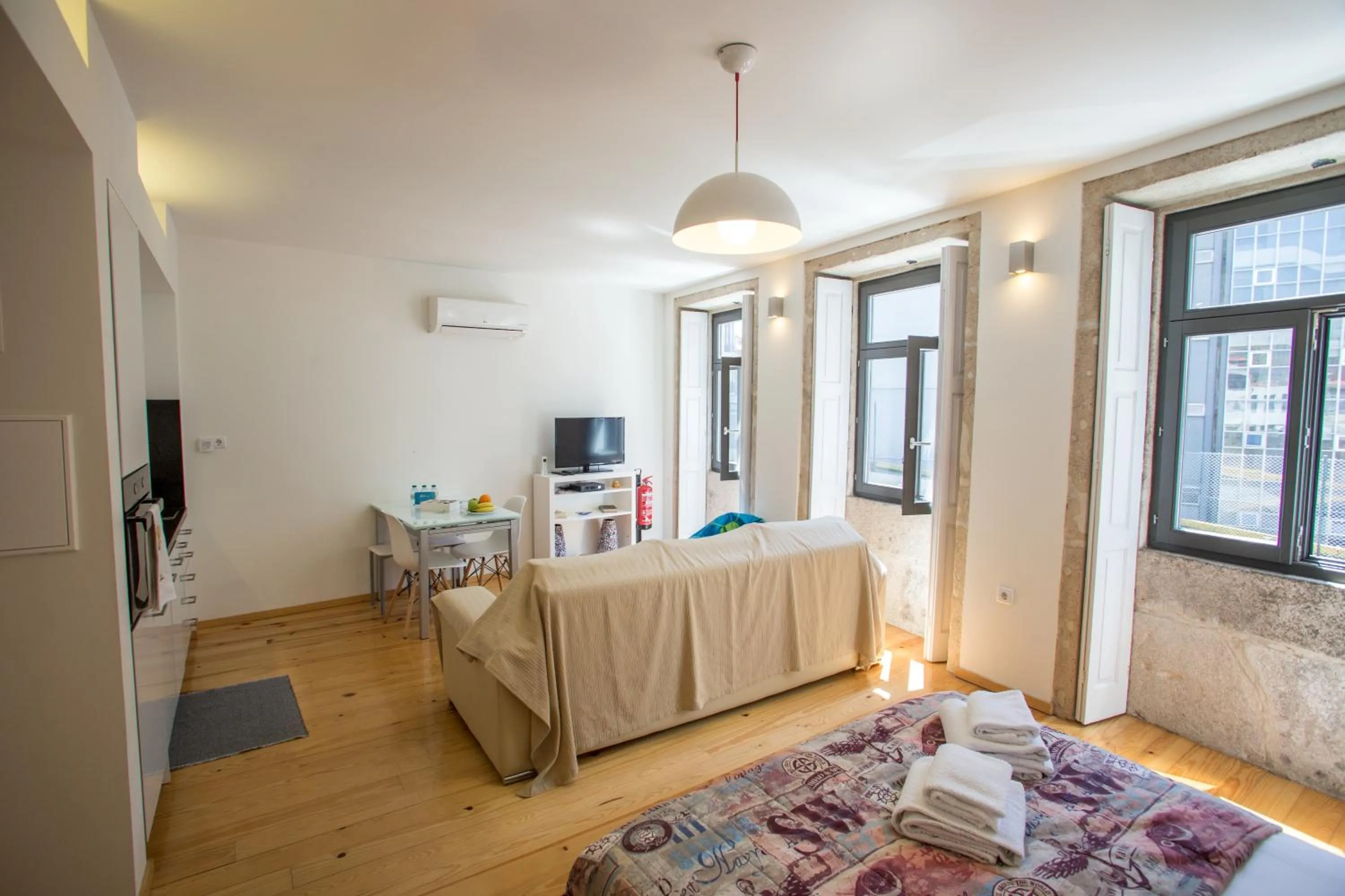 TV and multimedia, Bed in LivingPorto Apartments by Porto City Hosts