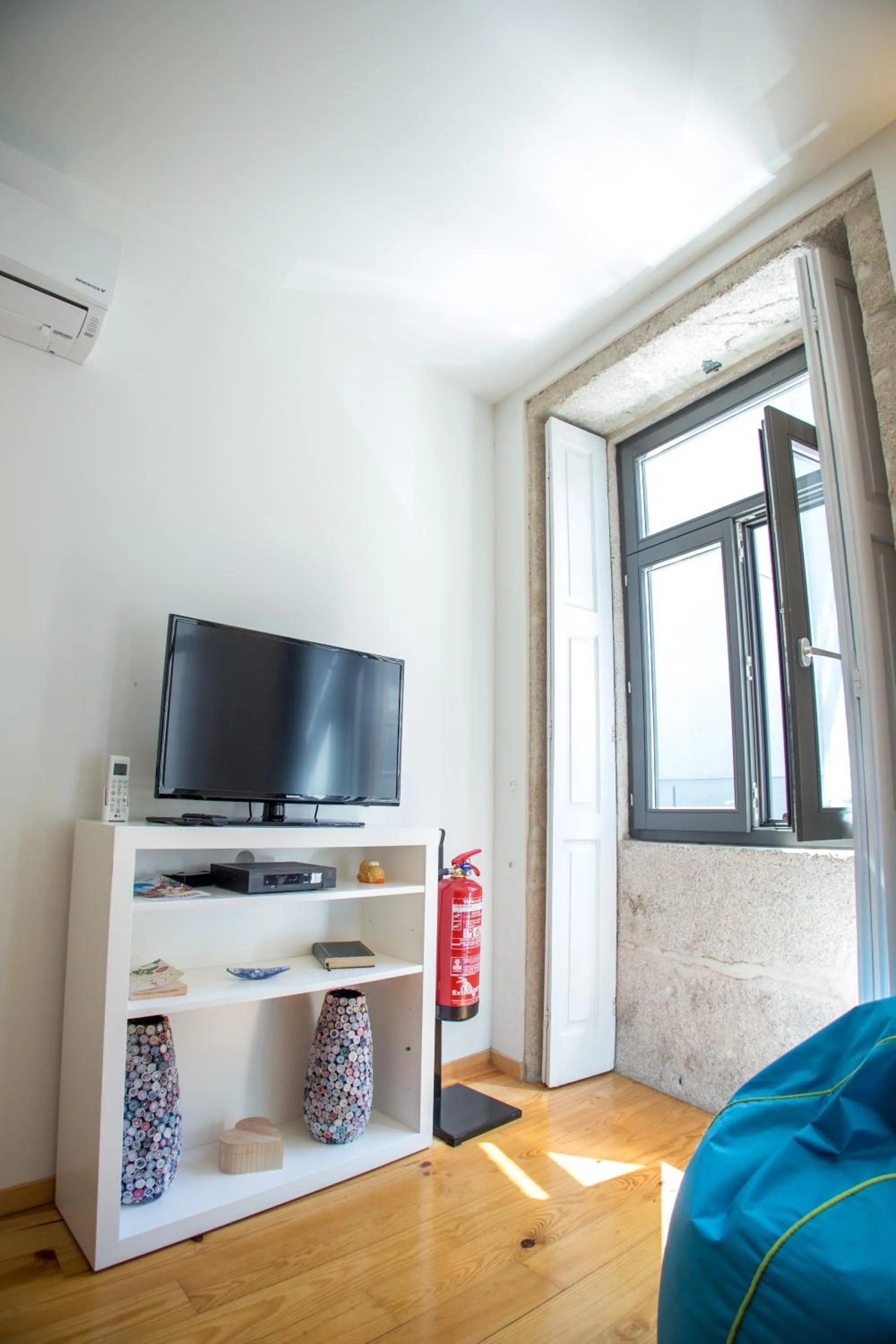 TV and multimedia in LivingPorto Apartments by Porto City Hosts