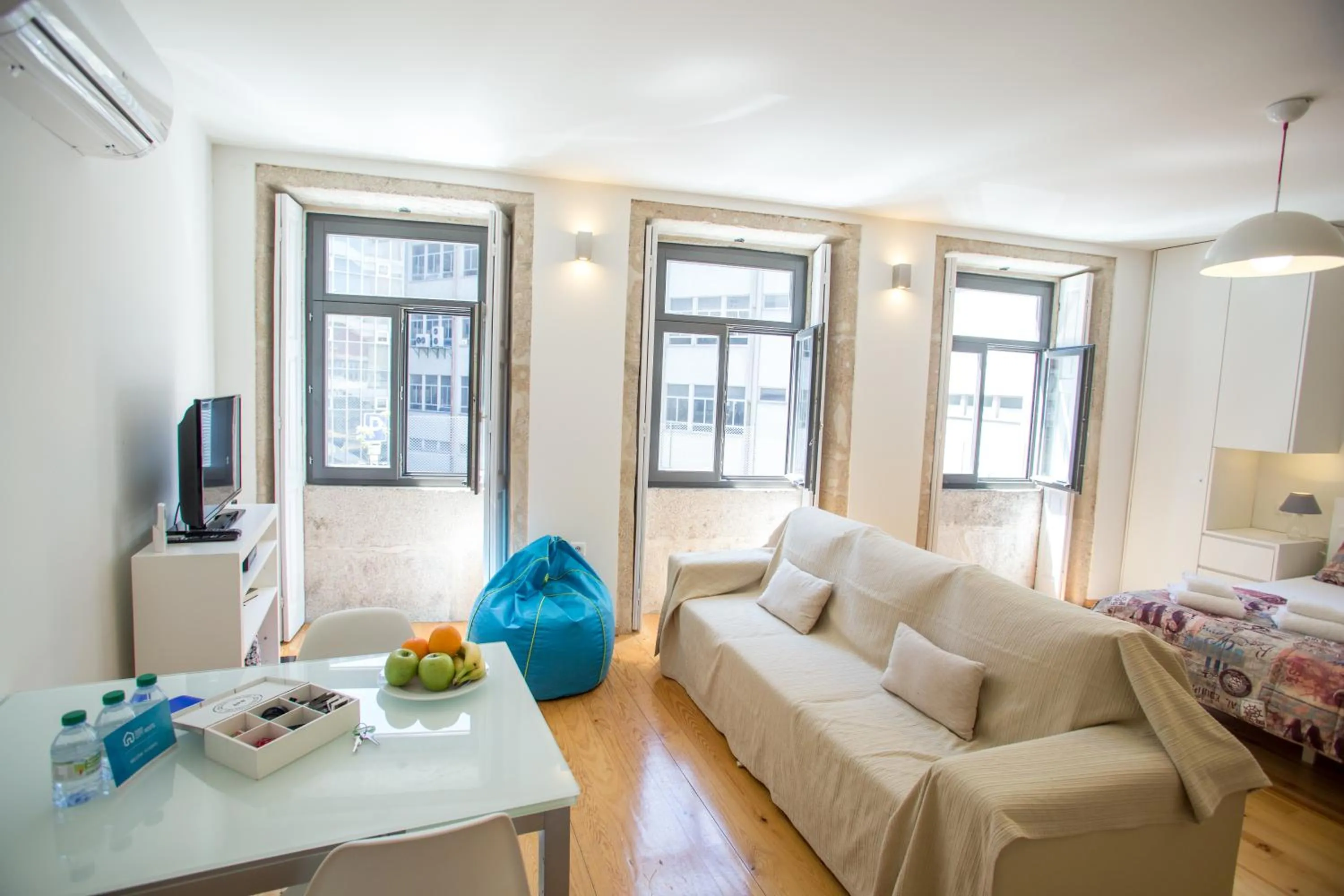 TV and multimedia, Bed in LivingPorto Apartments by Porto City Hosts